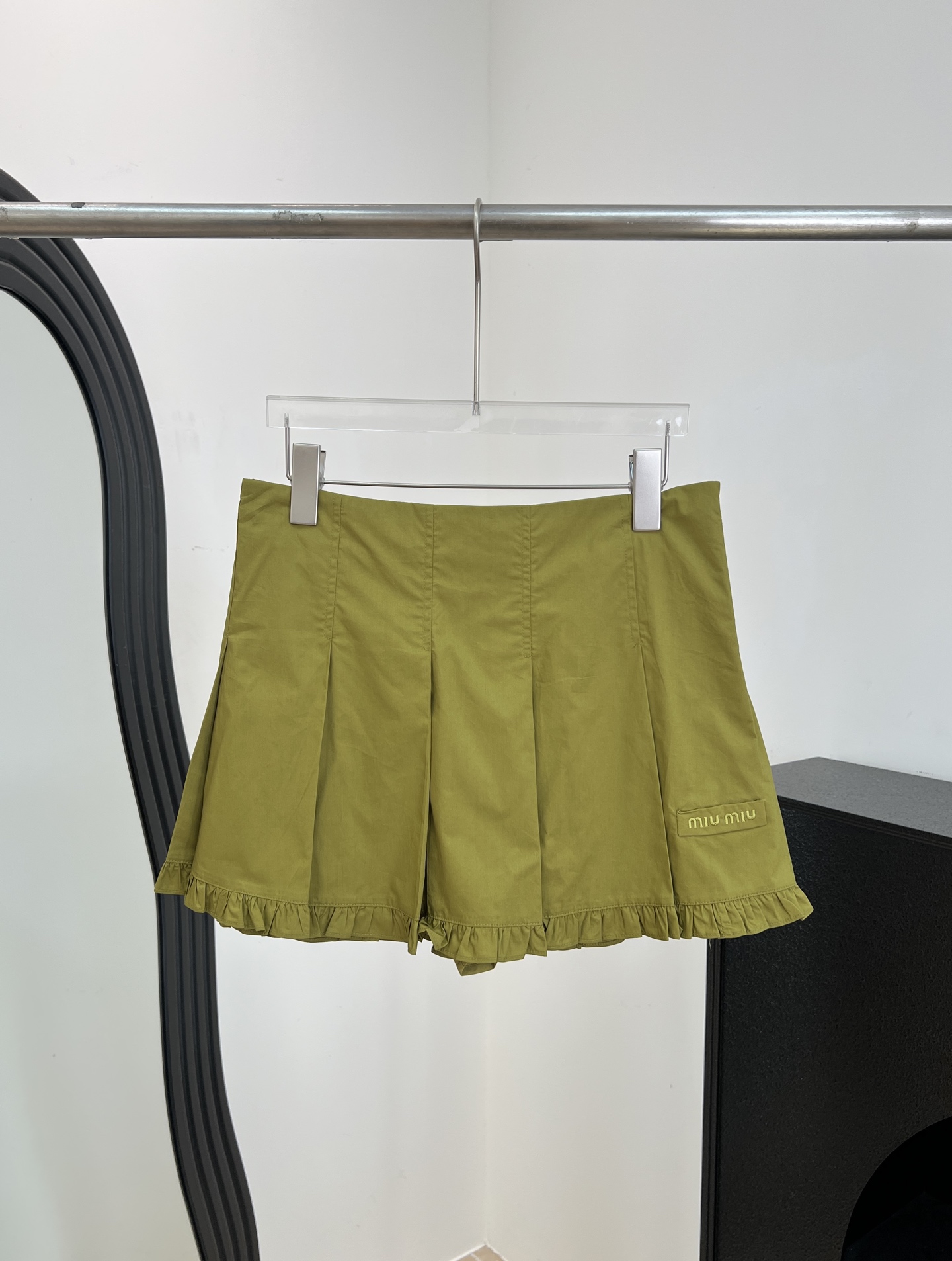 NO:859535,Miu Miu spring and summer new style cotton poplin lace mini skirt, made of olive green cotton poplin fabric, brand logo embroidery on the hem, contoured pleated lace hem, side zipper closure, casual fit, size S M L,,miumiu,skirts,19860909Miu Miu 春夏新款 棉质府绸花边mini裙、橄榄绿棉质府绸面料制作、下摆饰品牌标识刺绣、廓形百褶花边下摆、侧面拉链开合、休闲版型 码数S M L,,miumiu,skirts,,Women's clothing