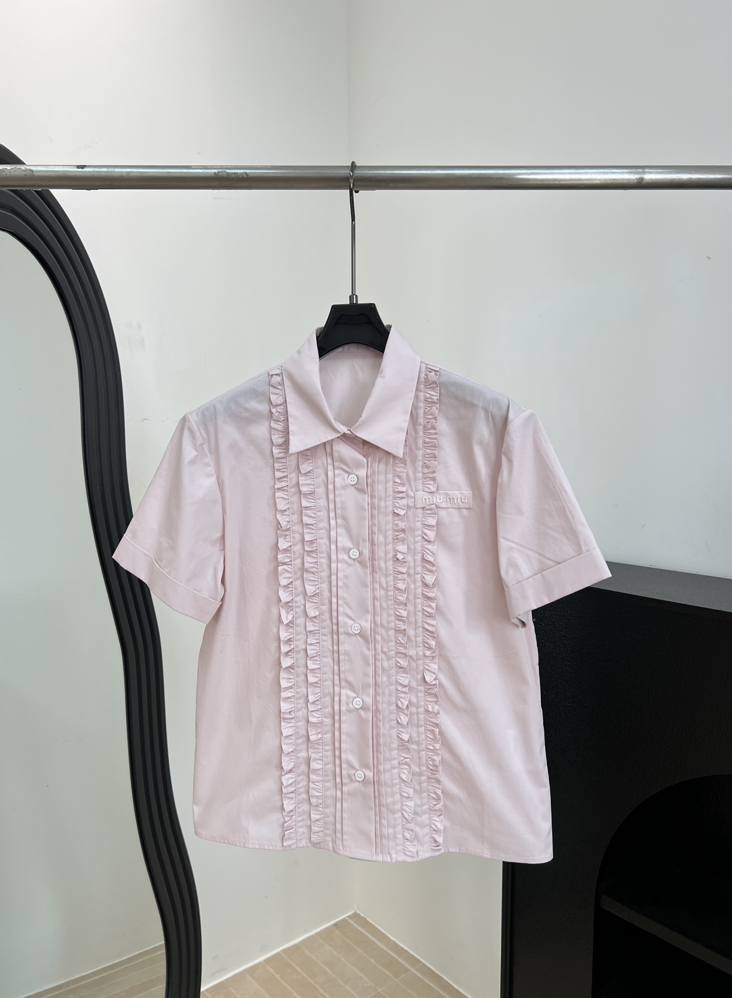 NO:808539,Miu Miu spring and summer new style cotton poplin lace shirt, made of pink cotton poplin fabric, brand logo embroidery on the chest, pleated lace front, lapel collar button closure, rolled cuff design, casual fit Size S M L,,miumiu,shirts,19860909Miu Miu 春夏新款 棉质府绸花边衬衫、藕粉色棉质府绸面料制作、胸口饰品牌标识刺绣、褶裥花边前襟、翻领领口 纽扣开合、卷边袖口设计、休闲版型 码数S M L,,miumiu,shirts,,Women's clothing