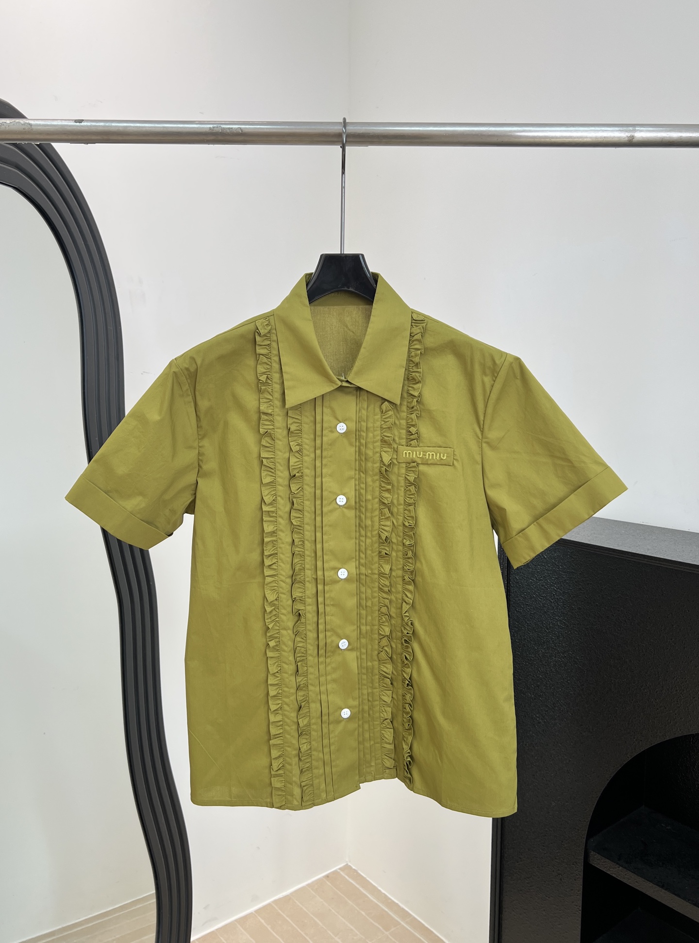 NO:808537,Miu Miu spring and summer new style cotton poplin lace shirt, made of olive green cotton poplin fabric, brand logo embroidery on the chest, pleated lace front, lapel collar button closure, rolled cuff design, casual fit Size S M L,,miumiu,shirts,19860909Miu Miu 春夏新款 棉质府绸花边衬衫、橄榄绿棉质府绸面料制作、胸口饰品牌标识刺绣、褶裥花边前襟、翻领领口 纽扣开合、卷边袖口设计、休闲版型 码数S M L,,miumiu,shirts,,Women's clothing