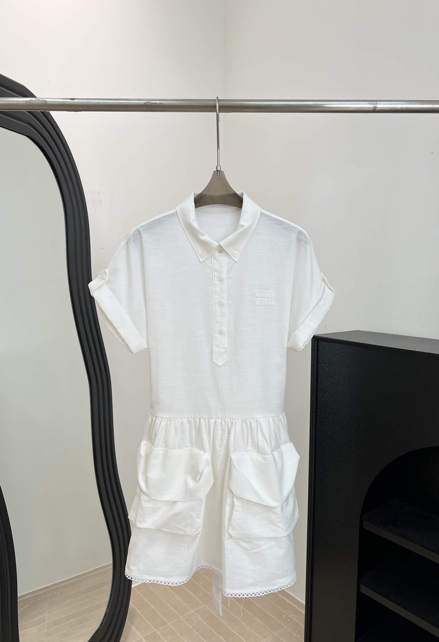 NO:808535,Miu Miu spring and summer new style cotton lapel dress, made of white cotton knit fabric, brand logo embroidered on the chest, with same-color straps (can be cinched at the waist), two flap front pockets, lapel neckline, rolled sleeve details, wavy trim silhouette hem, unlined, casual fit Size S M L,,miumiu,skirts,19860909Miu Miu 春夏新款 棉质翻领连衣裙、采用白色棉质针织面料、胸口饰品牌标识刺绣、搭配同色系绑带（可收腰）、两个翻盖前袋、翻领领口 卷袖细节、波浪饰边廓形下摆、无衬里、休闲版型 码数S M L,,miumiu,skirts,,Women's clothing