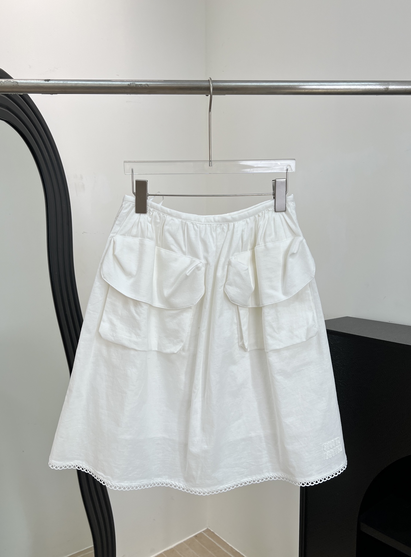 NO:808533,Miu Miu spring and summer new cotton work skirt, made of white cotton knitted fabric, embroidered brand logo on the hem, two flap front pockets, wave-trimmed profile hem, lined, casual fit, size S M L,,miumiu,skirts,19860909Miu Miu 春夏新款 棉质工装半裙、采用白色棉质针织面料、下摆品牌标识刺绣、两个翻盖前袋、波浪饰边廓形下摆、有衬里、休闲版型 码数S M L,,miumiu,skirts,,Women's clothing