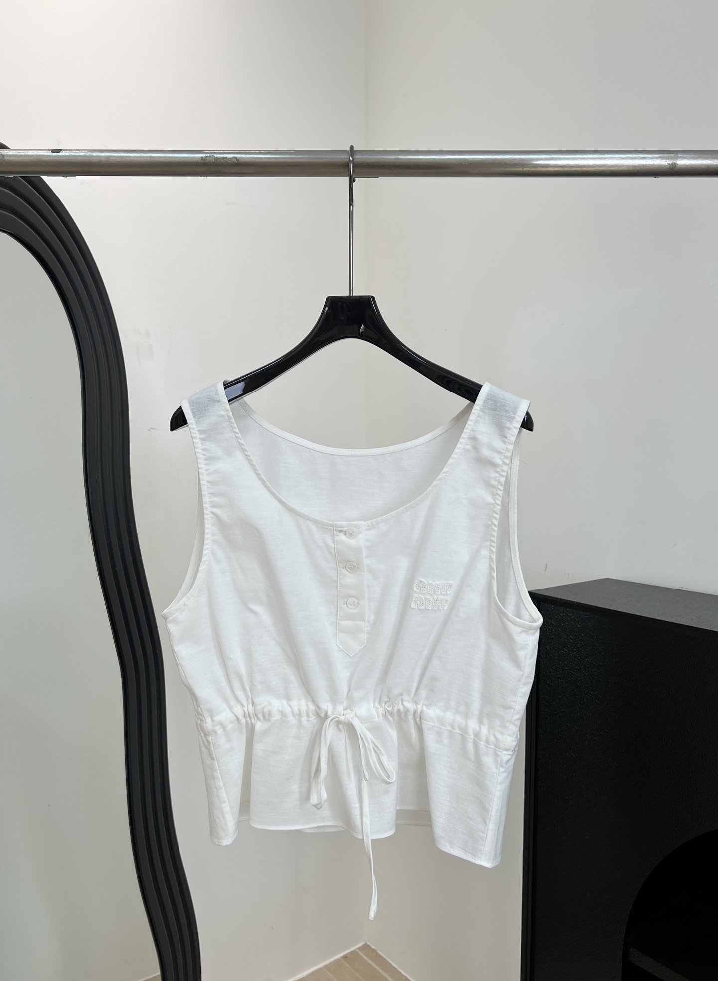 NO:808531,Miu Miu spring and summer new style cotton drawstring sleeveless vest, made of white cotton knitted fabric, brand logo embroidery on the chest, with same-color straps (can be cinched at the waist), casual fit, size S M L,,miumiu,19860909Miu Miu 春夏新款 棉质抽绳无袖背心、采用白色棉质针织面料、胸口饰品牌标识刺绣、搭配同色系绑带（可收腰）、休闲版型 码数S M L,,miumiu,,Women's clothing