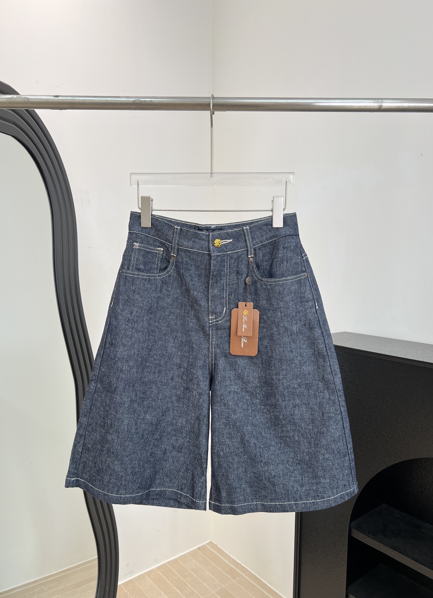 NO:808527,Loro Piana LP spring and summer new style, high-waisted denim mid-pants, dark blue denim fabric, A-line wide-leg length to above the knee, modified leg shape and breathable, gold button embellishment, casual fit, size S M L,,loro piana,loro piana,19860909Loro Piana LP 春夏新款 高腰牛仔中裤、深蓝丹宁面料、A字阔腿版型长度到膝盖上方、修饰腿型又透气、金色纽扣点缀、休闲版型 码数S M L,,loro piana,loro piana,,Women's clothing