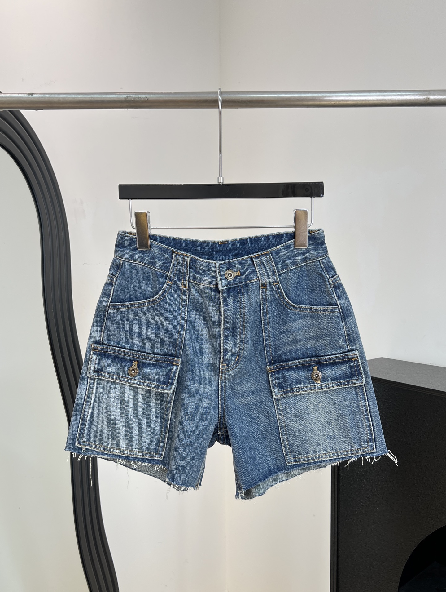 NO:808529,Miu Miu spring and summer new work denim shorts, using retro washed and distressed technology, showing natural blue tones, raw edge design, multi-pocket practical work style, casual fit, size S M L,,miumiu,shorts,19860909Miu Miu 春夏新款 工装牛仔短裤、采用复古水洗做旧工艺、呈现自然蓝调、毛边设计、多口袋实用工装风、休闲版型 码数S M L,,miumiu,shorts,,Women's clothing