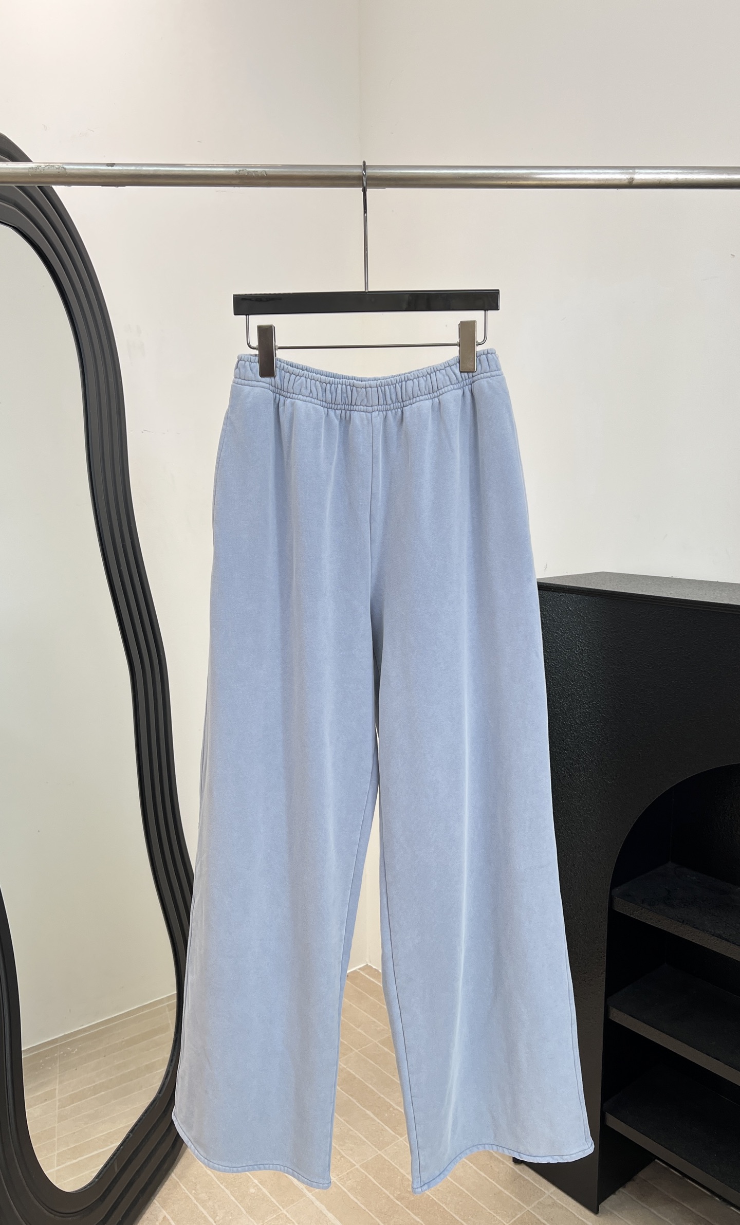 NO:808525,Acne Studios spring and summer new style haze blue wide-leg pants, made of heavyweight organic cotton terry fabric, soft, thick and drapey, elastic waist drawstring is comfortable and not flattering on the figure, rear hip brand print is very recognizable, straight fit size S M L,,acne studios,dior,19860909Acne Studios 春夏新款 雾霾蓝阔腿裤、采用重磅有机棉毛圈面料、柔软厚实又垂坠、松紧腰抽绳舒适不挑身材、后臀品牌印花超有辨识度、直筒版型 码数S M L,,acne studios,dior,,Women's clothing