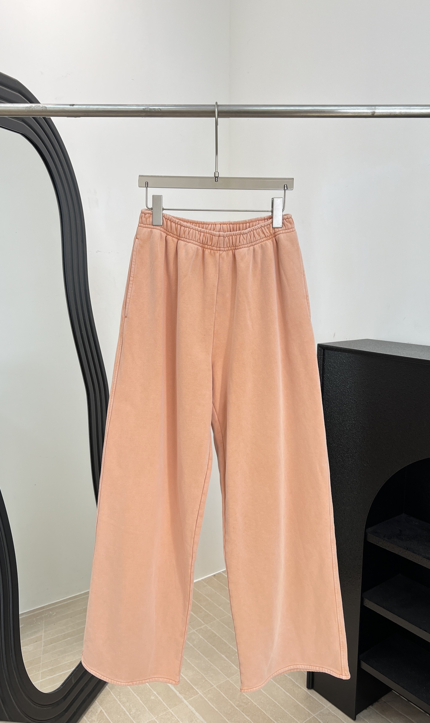 NO:808542,Acne Studios spring and summer new style orange wide-leg pants, made of heavyweight organic cotton terry fabric, soft, thick and drapey, elastic waist drawstring comfortable and not flattering on the figure, rear hip brand print is very recognizable, straight fit size S M L,,acne studios,dior,19860909Acne Studios 春夏新款 橙色阔腿裤、采用重磅有机棉毛圈面料、柔软厚实又垂坠、松紧腰抽绳舒适不挑身材、后臀品牌印花超有辨识度、直筒版型 码数S M L,,acne studios,dior,,Women's clothing