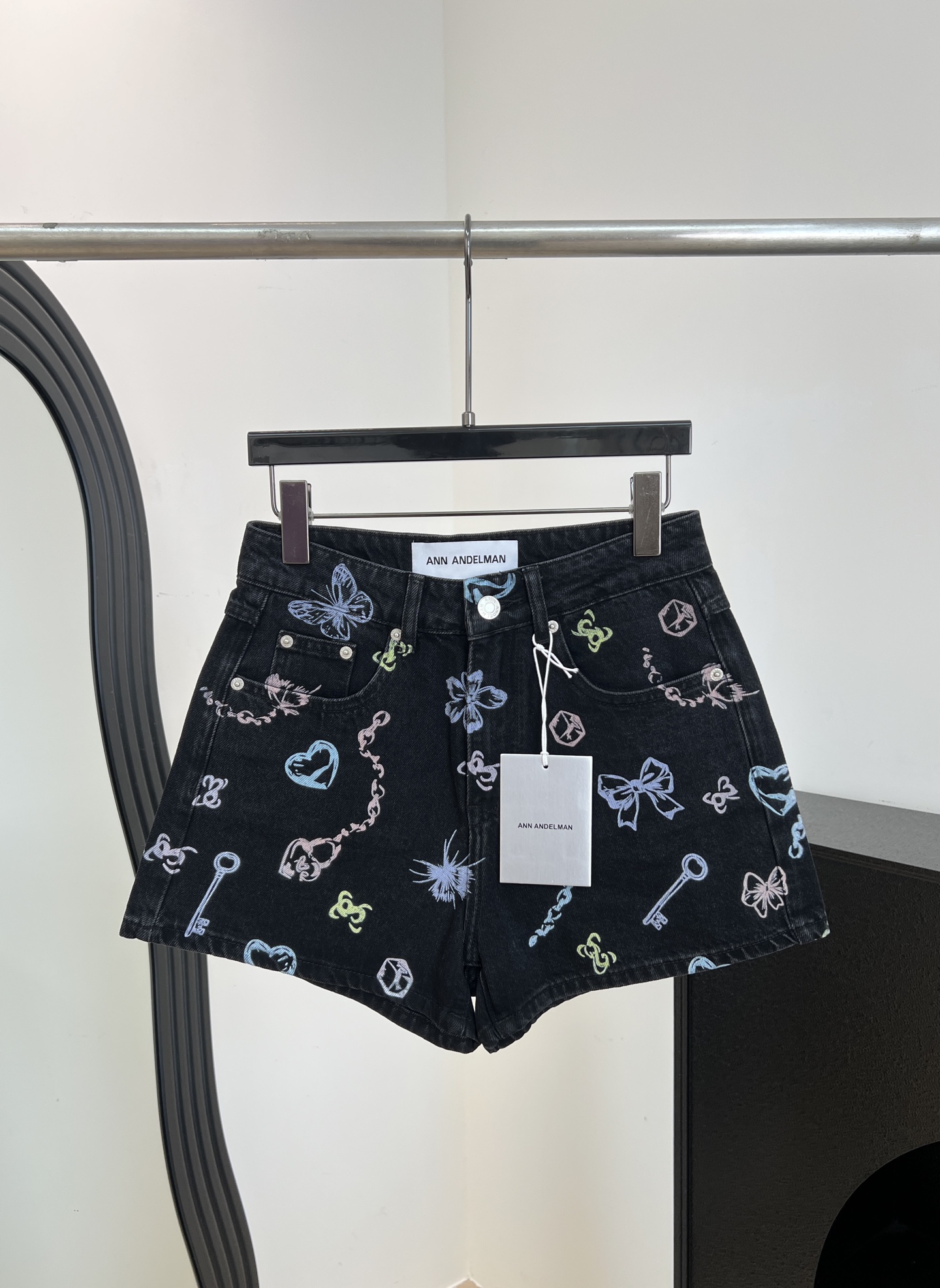NO:834001,ANN ANDELMAN spring and summer new style, full-print graffiti denim shorts, waist design to modify the waistline, full-print graffiti, butterflies, hearts, keys and other elements, casual fit, size S M L,, shorts,19860909ANN ANDELMAN 春夏新款 满印涂鸦牛仔短裤、腰设计修饰腰线、满印涂鸦,蝴蝶、爱心、钥匙等元素、休闲版型 码数S M L,,shorts,,Women's clothing