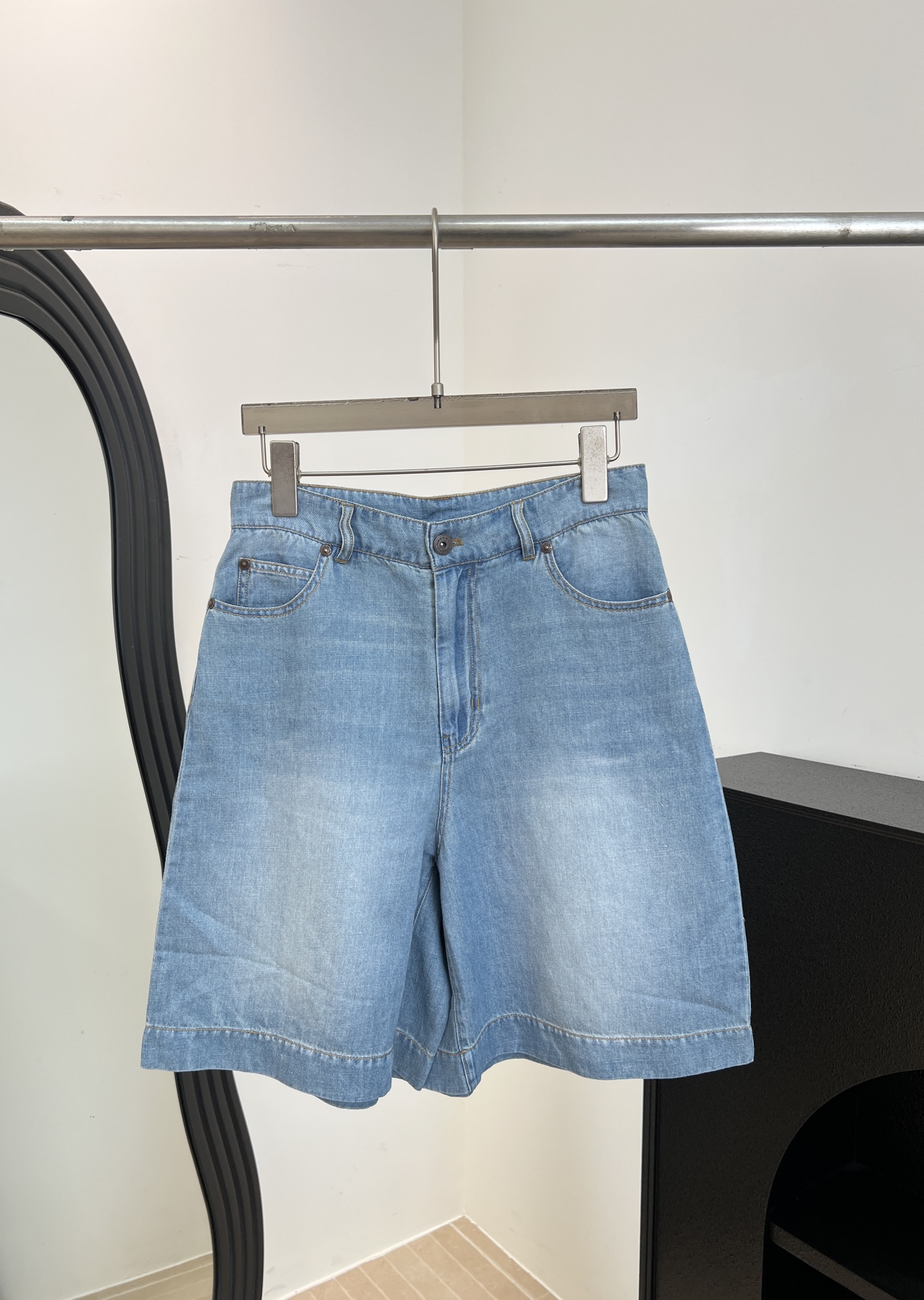 NO:834010,Max Mara's new spring and summer high-waisted denim pants, made of washed denim fabric, with brown leather tags on the back pockets, high-waisted to make your legs look slimmer and flattering, casual fit, size S M L XL,,19860909Max Mara 春夏新款 高腰牛仔五分裤、采用水洗牛仔面料、后袋有棕色皮革标签、高腰显瘦又修饰腿型、休闲版型 码数S M L XL,,,Women's clothing
