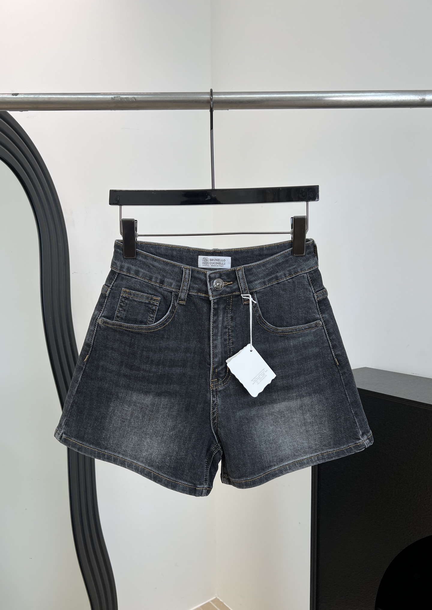 NO:834018,BC spring and summer new style embroidered denim shorts, washed | Japanese craftsmanship, super retro-feeling back pocket embroidery, low waist + A-line hip design, showing body curves, casual fit, size S M L,,shorts,19860909BC 春夏新款 刺绣牛仔短裤、水洗做|日工艺超有复古感后袋刺绣、低腰+A字包臀设计、显身材曲线、休闲版型 码数S M L,,shorts,,Women's clothing