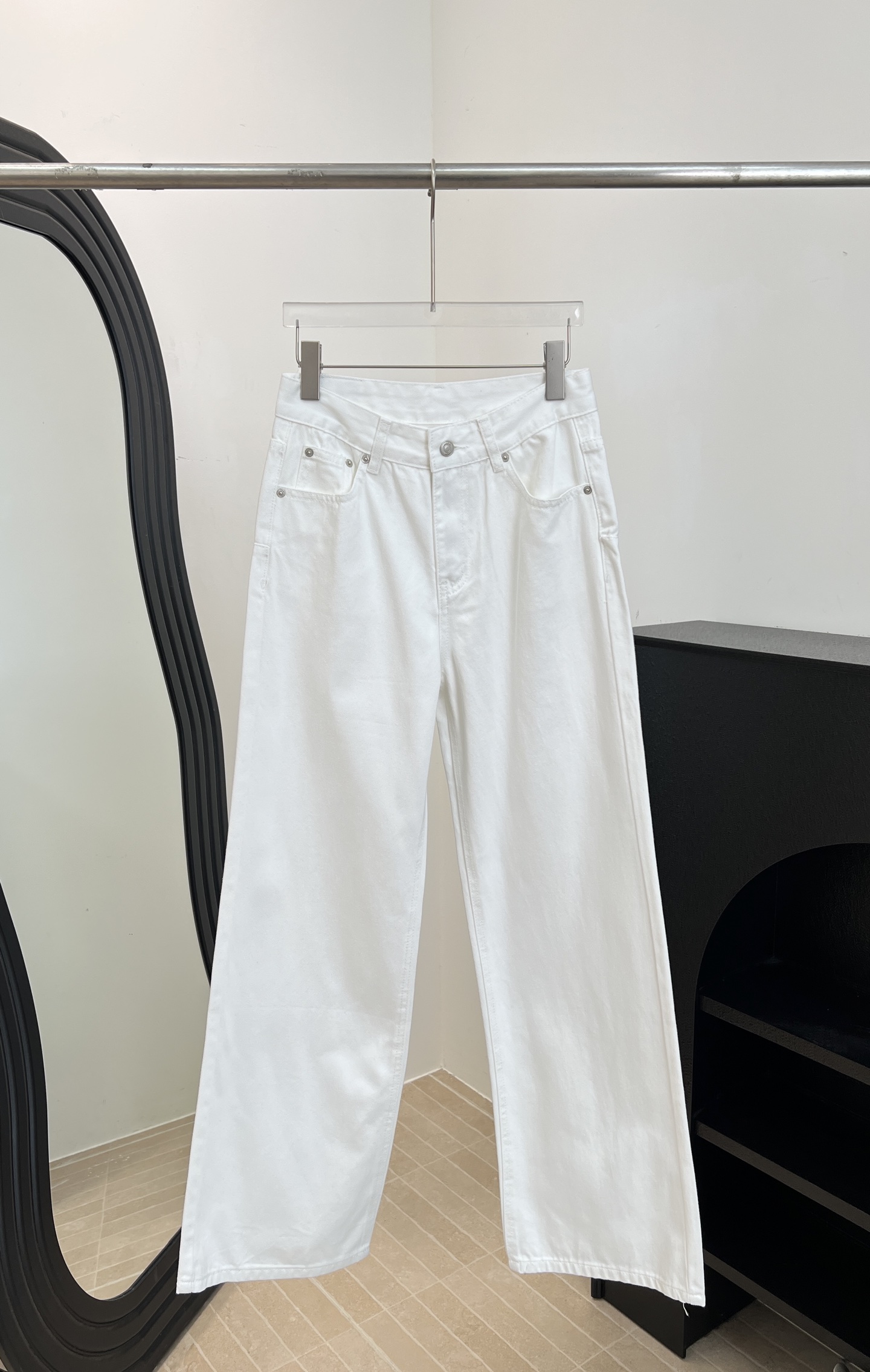 NO:834025,Dior's new spring and summer high-waisted wide-leg jeans, cotton-spandex blended fabric, washed distressed tones, loose straight fit, size S M L,,dior,jeans,19860909Dior 春夏新款 高腰阔腿牛仔裤、棉氨纶混纺面料、水洗做旧色调、宽松直筒版型 码数S M L,,dior,jeans,,Women's clothing