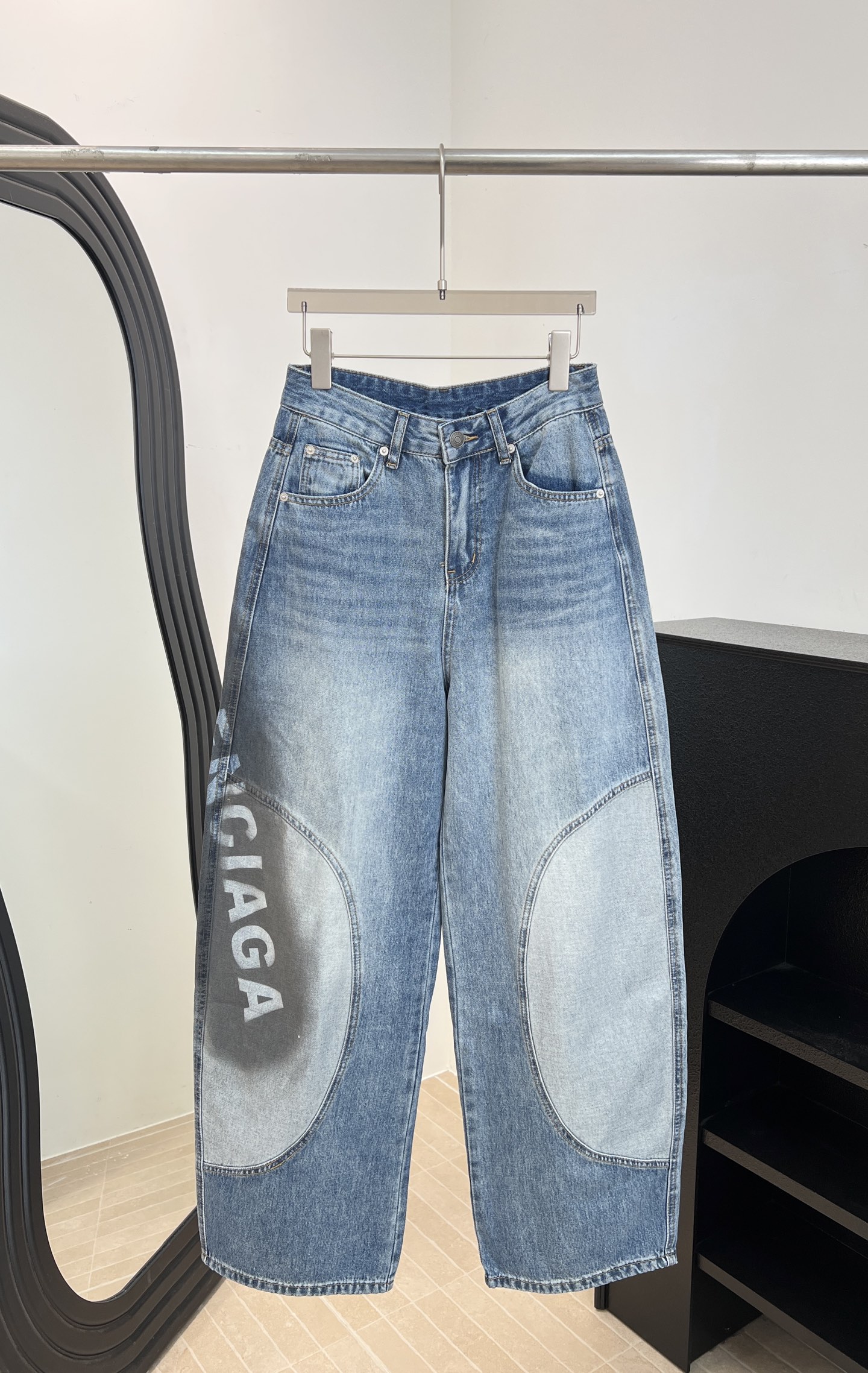 NO:834041,BALENCIAG*A Paris spring and summer new style patchwork jeans, made of light blue washed denim, with irregular splicing and brand letter printing, loose straight fit, size S M L,,balenciaga,jeans,19860909BALENCIAG*A 巴黎 春夏新款 拼接牛仔裤、采用浅蓝水洗丹宁、搭配不规则拼接和品牌字母印花、宽松直筒版型 码数S M L,,balenciaga,jeans,,Women's clothing