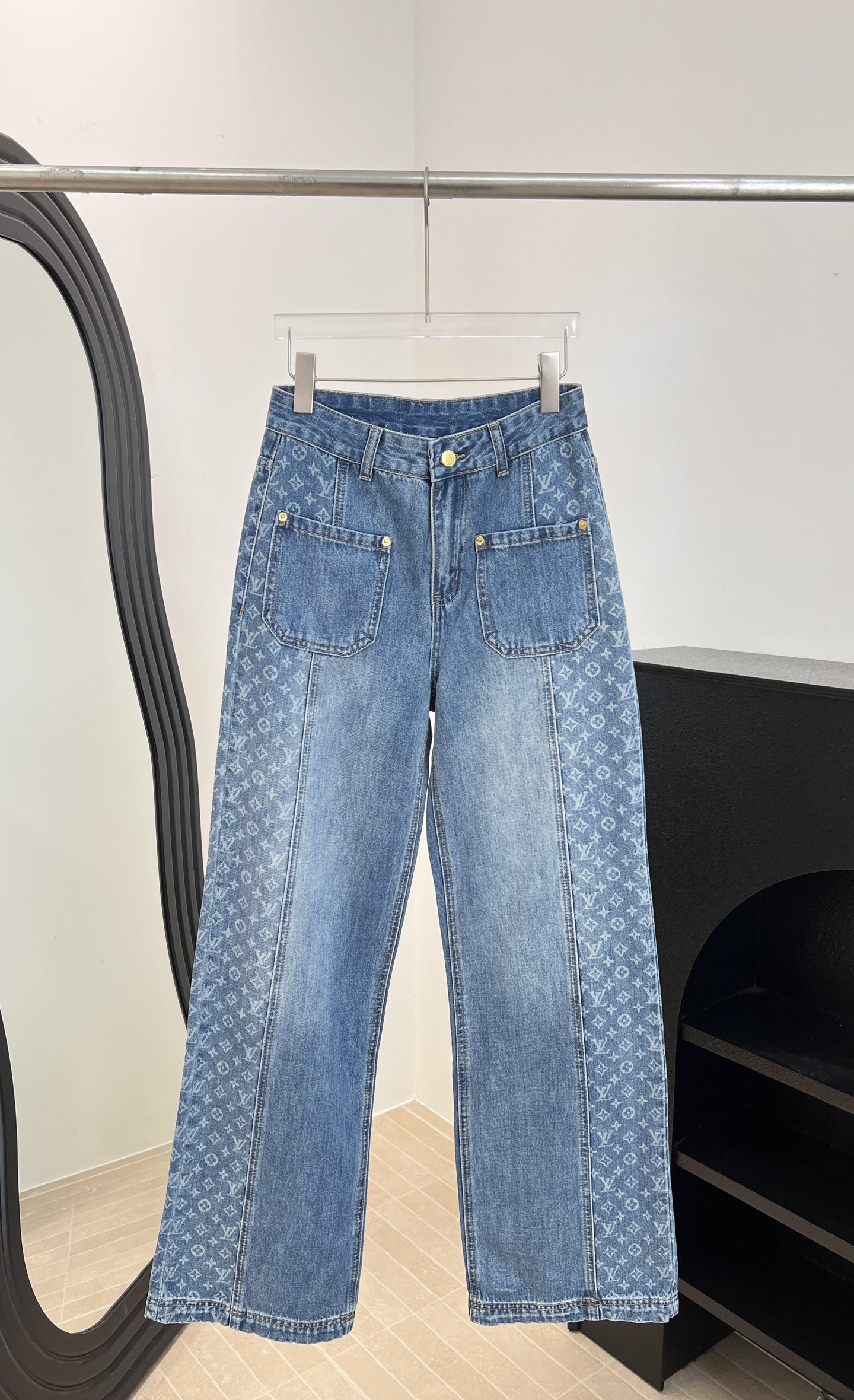 NO:834047,LouisVuitton Louis' new spring and summer jacquard splicing jeans, made of light blue washed fabric, with geometric printed jacquard distributed on both sides of the trouser legs, straight version, size S M L,,louis vuitton,louis vuitton,jeans,19860909LouisVuitton 路易 春夏新款 提花拼接牛仔裤、采用浅蓝色水洗面料、搭配几何印提花分布在裤腿两侧、直筒版型 码数S M L,,louis vuitton,louis vuitton,jeans,,Women's clothing