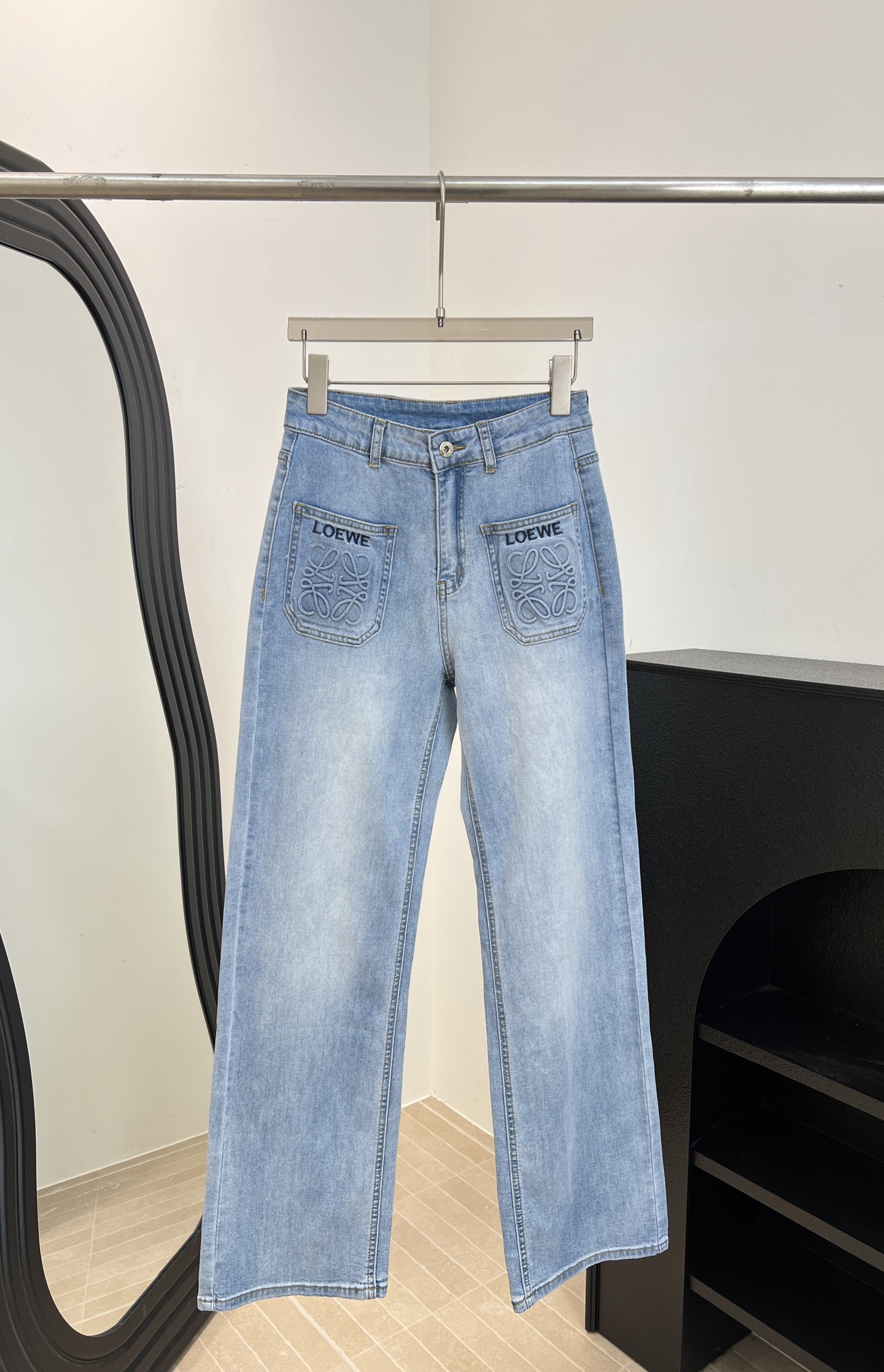 NO:833976,Loewe spring and summer new embroidered pocket jeans, light blue washed cotton fabric, brand logo embroidered pattern on the pocket, high-waisted straight design, size S M L,,loewe,jeans,19860909Loewe 春夏新款 刺绣口袋牛仔裤、浅蓝水洗棉质面料、口袋有品牌logo刺绣图案、高腰直筒设计 码数S M L,,loewe,jeans,,Women's clothing