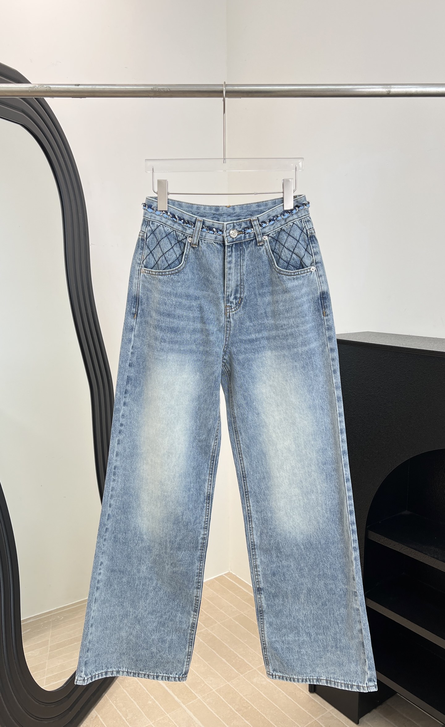NO:833986,ChaneI Xiaoxiang spring and summer new style diamond jeans, using retro gradient washed blue, classic double C diamond pattern embroidery on the back waist pocket, hand-woven contrast waist chain at the waist, high waist straight wide leg design, size S M L,,chanel,jeans,19860909ChaneI 小香 春夏新款 菱格纹牛仔裤、采用复古渐变水洗蓝色,后腰口袋有经典双C菱格纹刺绣,腰部手工编织撞色腰链、高腰直筒阔腿设计 码数S M L,,chanel,jeans,,Women's clothing