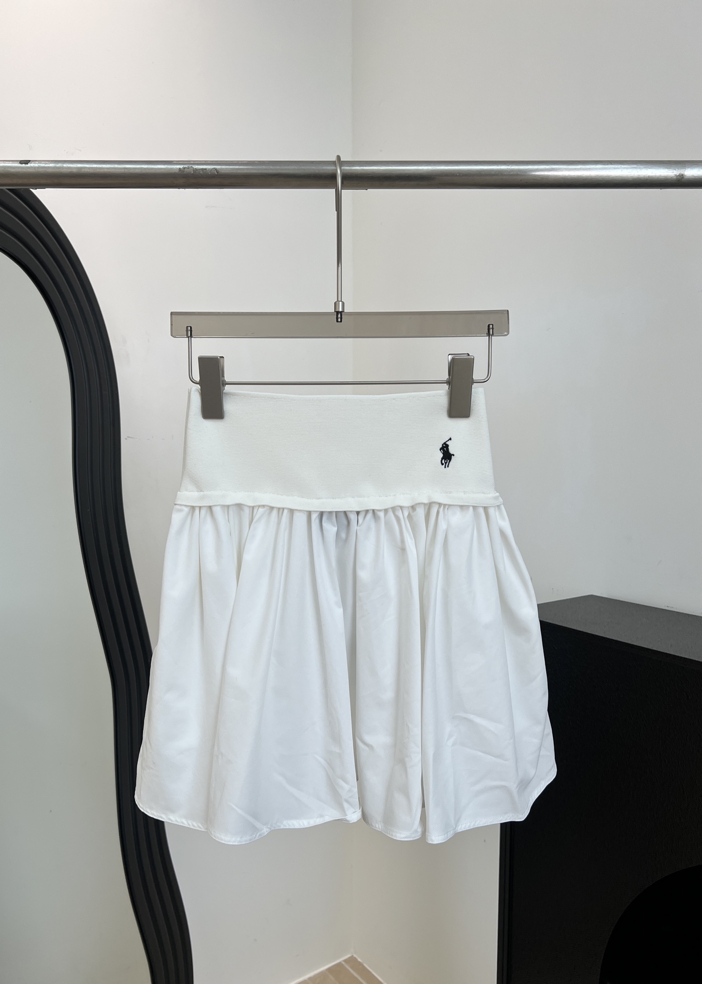 NO:833993,Ralph Lauren pony embroidered skirt, high-waisted A-line version, light cotton fabric, elastic waist design, modified waistline without pinching, pony embroidery on the left, casual fit, size S M L,,loro piana,skirts,19860909Ralph Lauren 拉夫劳伦 小马刺绣短裙、高腰A字版型、轻薄棉质面料、腰部松紧设计、修饰腰线又不勒肉、左侧小马刺绣、休闲版型 码数S M L,,loro piana,skirts,,Women's clothing