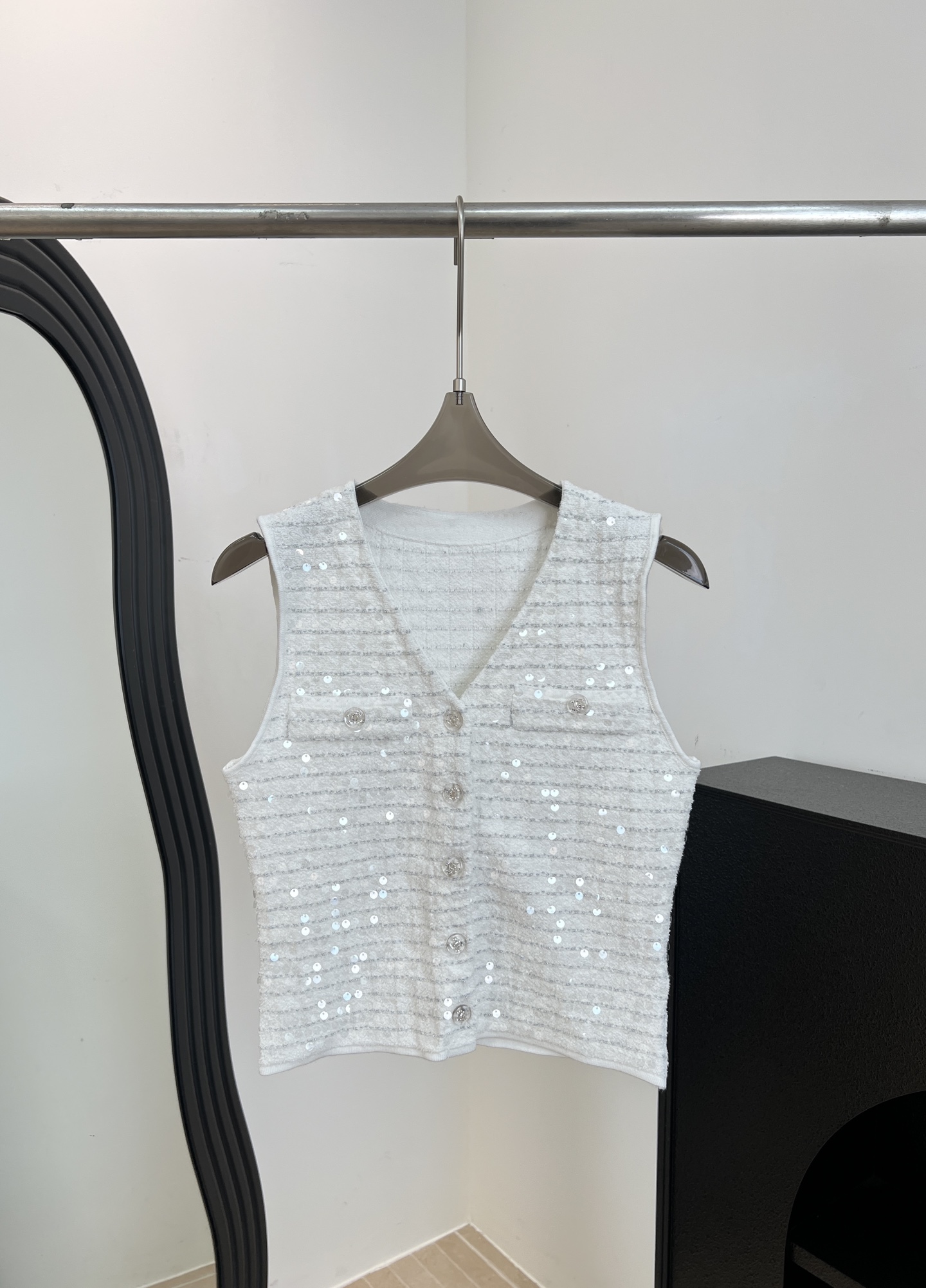 NO:834009,ChaneI Xiaoxiang new spring and summer tweed sequined vest cardigan, made of white tweed fabric, custom-woven and dyed knitting technology, silver stripe pattern design, sequin embellishment all over, V-neck collar button opening, casual fit, size S M L,,chanel,19860909ChaneI 小香 春夏新款 粗花呢亮片马甲开衫、采用白色粗花呢面料、定织定染针织工艺、银线条纹图案设计,全身亮片点缀、V领领口纽扣开合、休闲版型 码数S M L,,chanel,,Women's clothing
