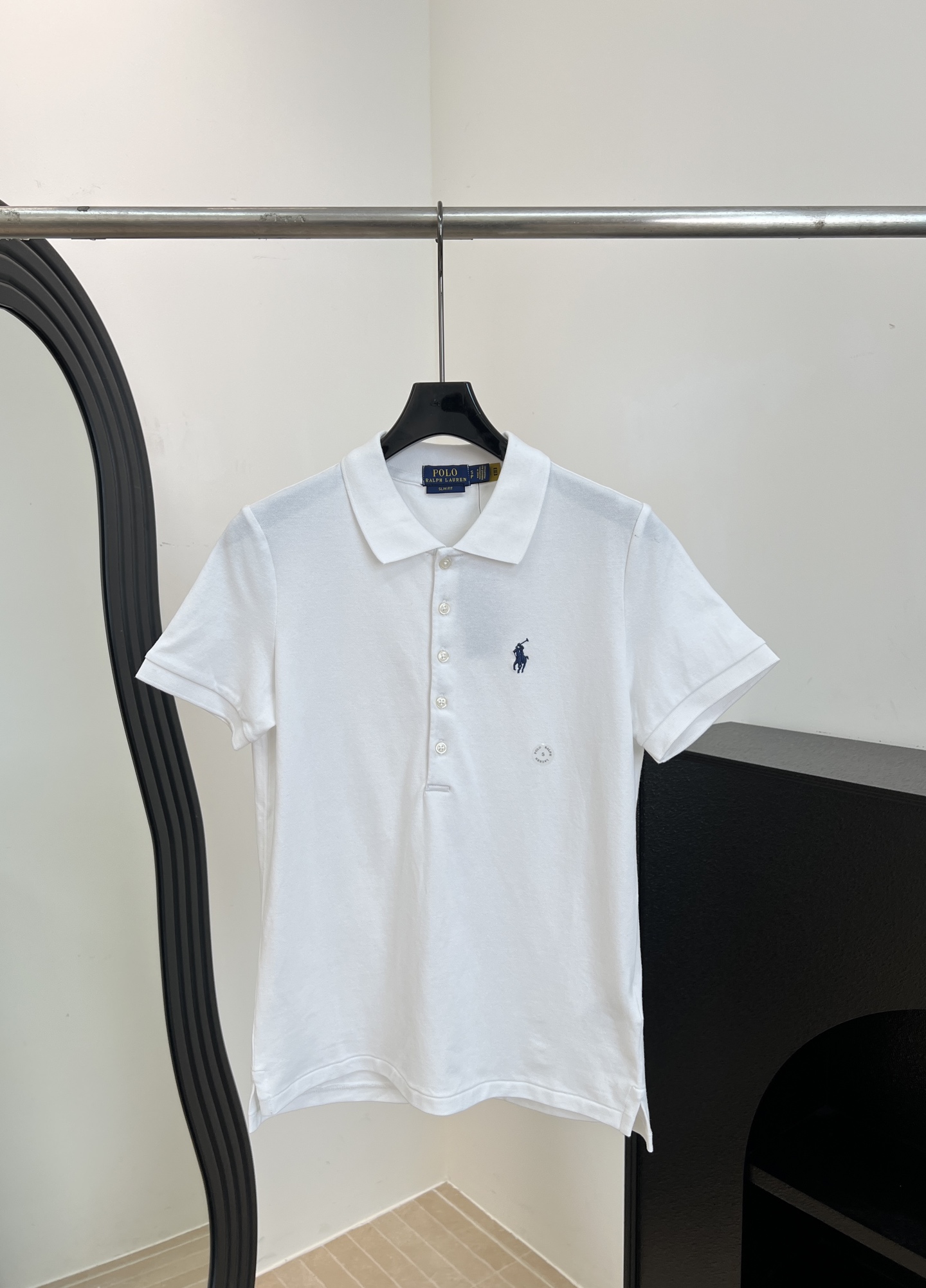 NO:834026,Ralph Lauren's new spring and summer style five-button slim fit Polo shirt, cotton-spandex blended with good elasticity and breathability, five-button placket pony embroidery to modify the body shape without being tight, casual fit, size S M L,, loro piana,19860909Ralph Lauren 拉夫劳伦 春夏新款 五粒扣修身Polo衫、棉氨纶混纺弹性好又透气、五粒扣门襟小马刺绣修饰身形不紧绷、休闲版型 码数S M L,,loro piana,,Women's clothing