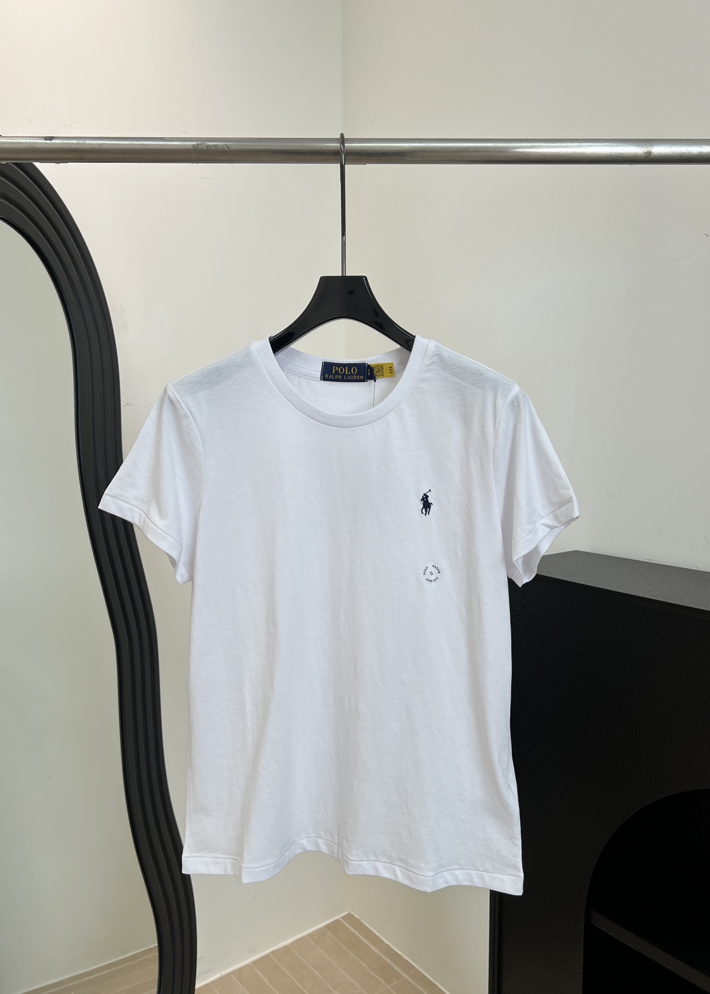 NO:834042,Ralph Lauren spring and summer new style, pony logo embroidered short-sleeved T-shirt, made of cotton fabric, black pony embroidered logo on the chest, classic style, casual fit, size S M L,, loro piana, T-shirt,19860909Ralph Lauren 拉夫劳伦 春夏新款 小马标刺绣短袖T、采用棉质面料、胸口黑色小马刺绣logo、经典款式、休闲版型 码数S M L,,loro piana,T-shirt,,Women's clothing