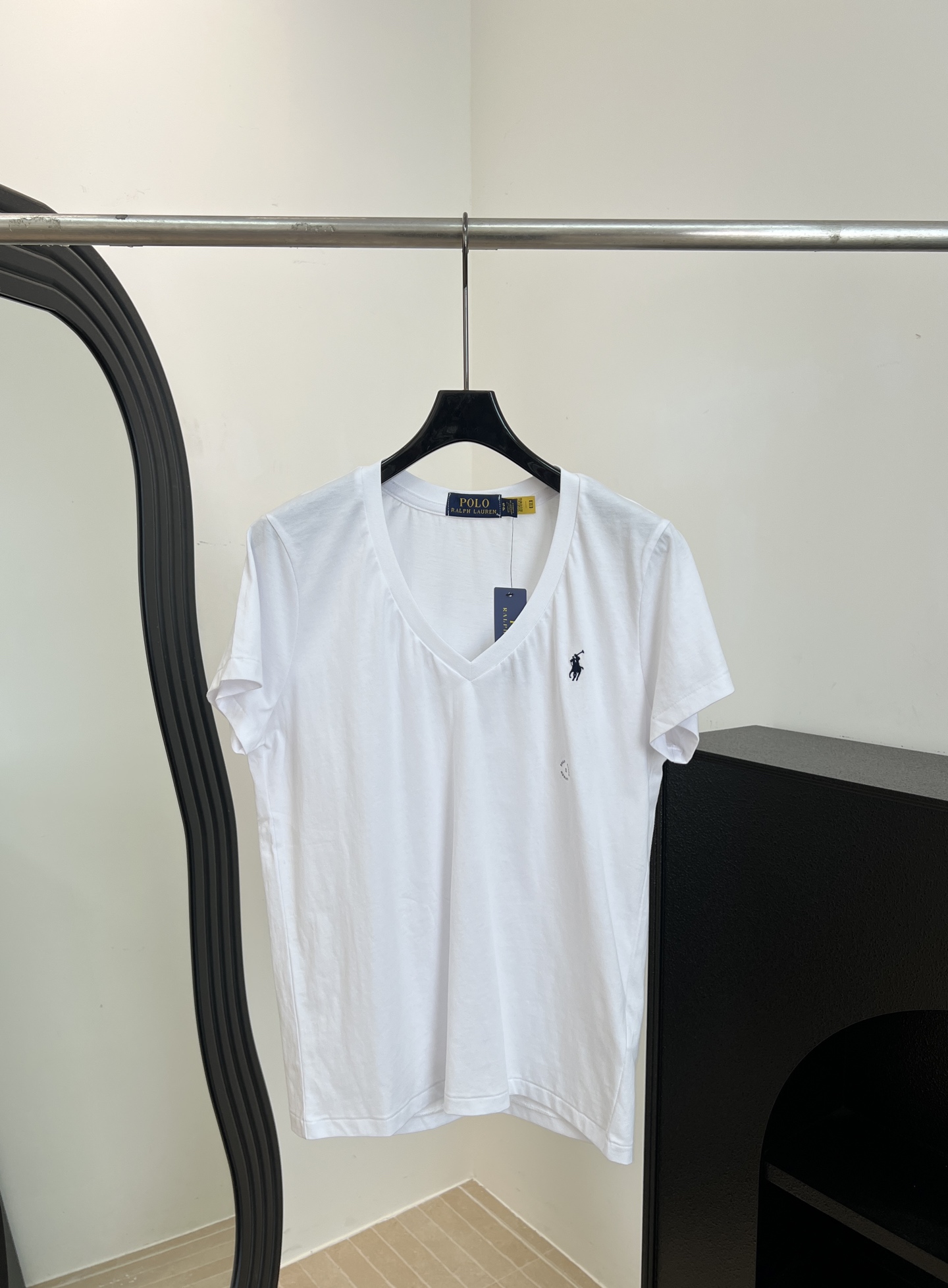 NO:834054,Ralph Lauren spring and summer new model, short-sleeved T-shirt with pony logo embroidery, made of cotton fabric, V-neck to lengthen the neck line, black pony embroidered logo on the chest, classic style, casual fit, size S M L,, loro piana, T-shirt,19860909Ralph Lauren 拉夫劳伦 春夏新款 小马标刺绣短袖T、采用棉质面料、V领拉长颈部线条、胸口黑色小马刺绣logo、经典款式、休闲版型 码数S M L,,loro piana,T-shirt,,Women's clothing