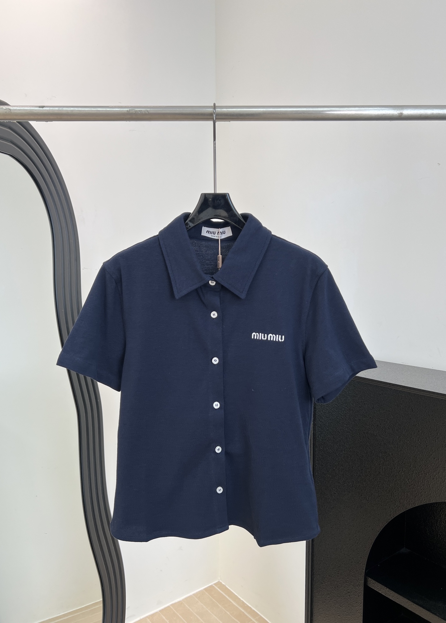 NO:834062,MiuMiu spring and summer new piqué cotton polo shirt, navy blue piqué cotton fabric, embroidered with brand logo, Polo collar, button closure, casual fit, size S M L,,miumiu,19860909MiuMiu 春夏新款 珠地棉polo衫 藏蓝色珠地棉面料、饰品牌标识刺绣、Polo领口 纽扣开合、休闲版型 码数S M L,,miumiu,,Women's clothing