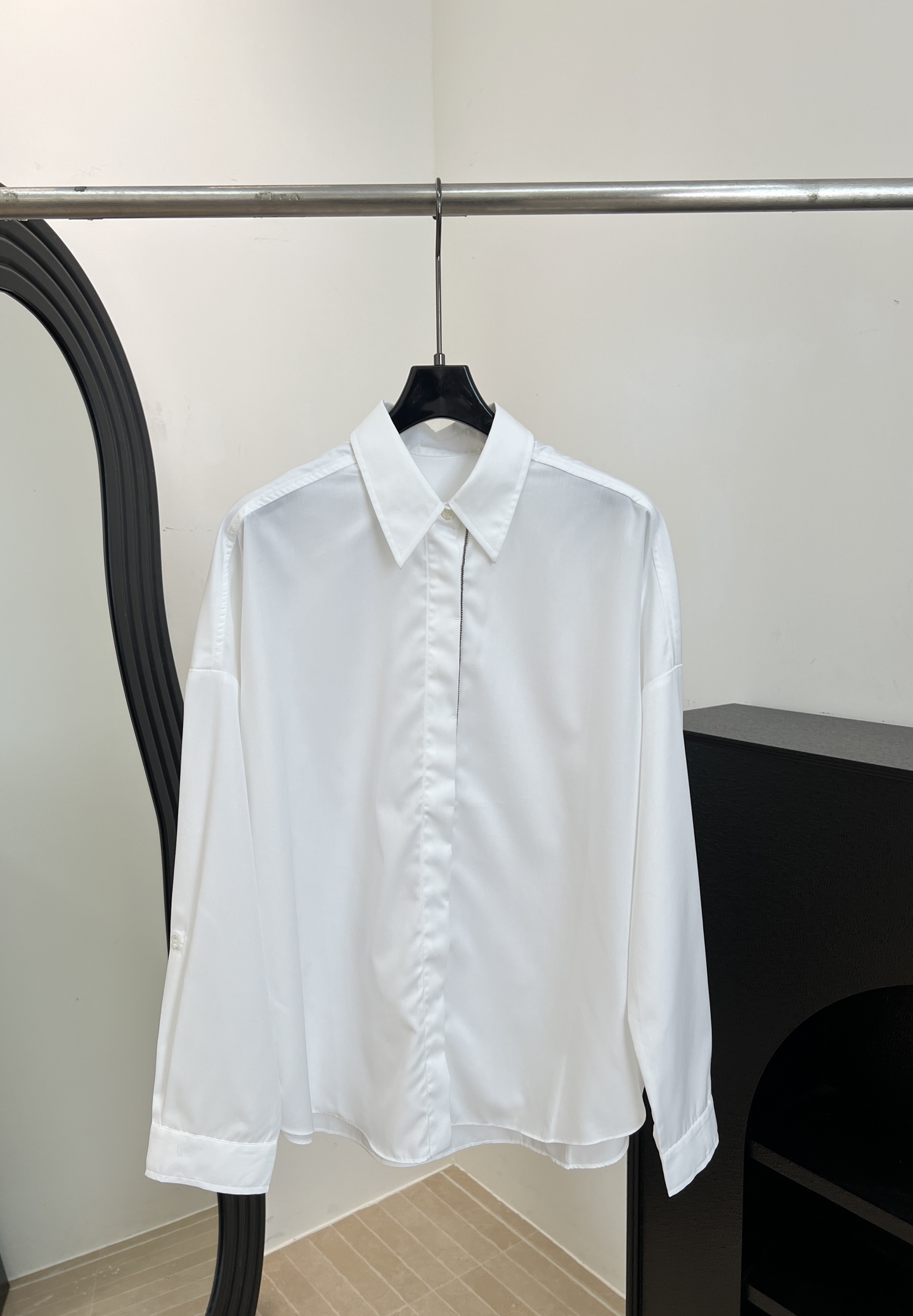 NO:834074,BC new spring and summer style long-sleeved shirt with drape, made of high-count cotton, simple lapel with hidden button bead chain design, casual fit, size S M L,, shirts,19860909BC 春夏新款 垂坠感长袖衬衫、采用高支棉材质、简约翻领暗扣珠链设计、休闲版型 码数S M L,,shirts,,Women's clothing
