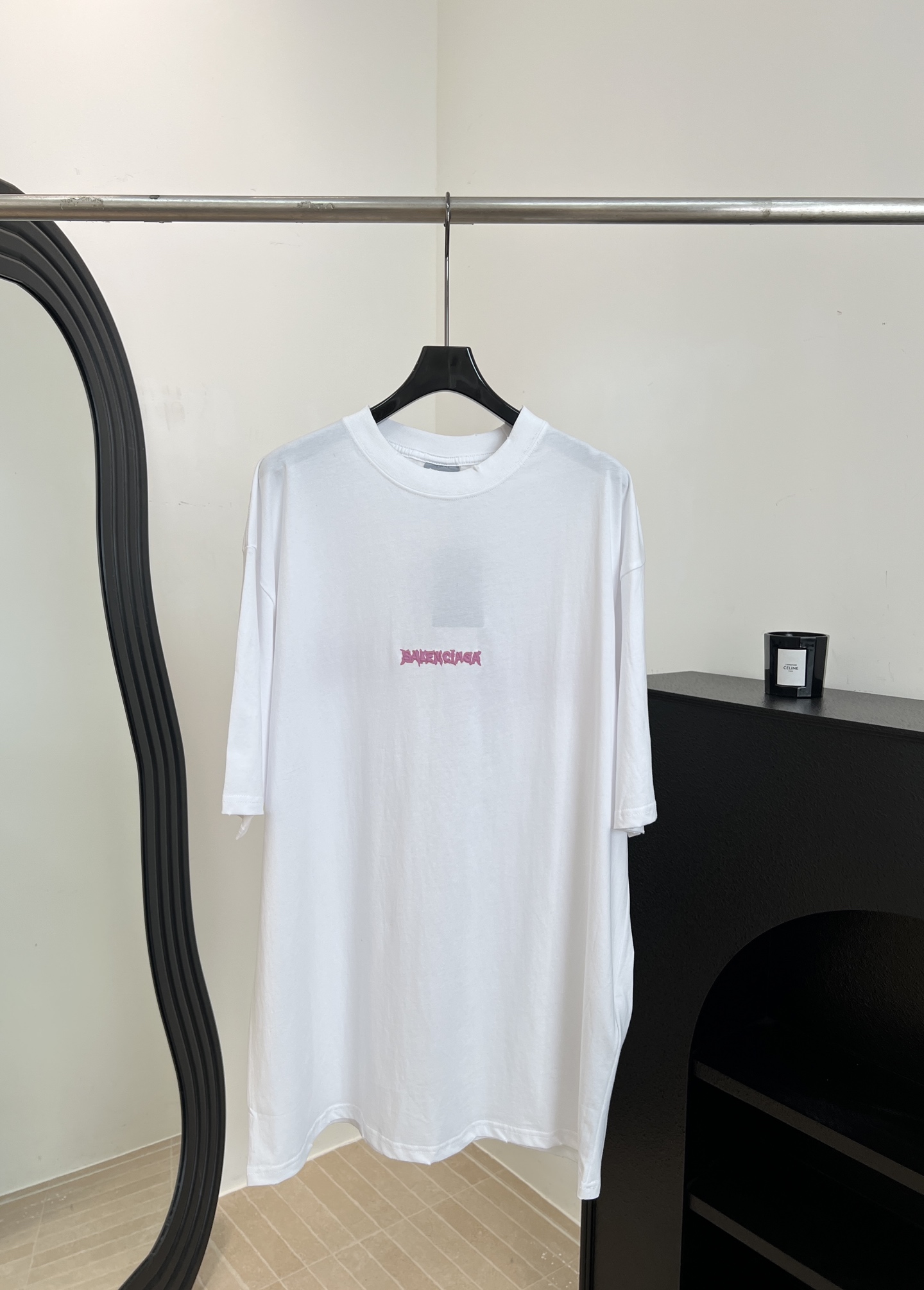 NO:834539,BALENCIAG*A Paris spring and summer new style printed letter round neck short-sleeved T-shirt, pure cotton thin material, pink and purple Gothic style logo on the chest, loose Oversize version, same style for men and women, size S M L XL,, balenciaga, versace, T-shirt, tees, t-shirt,19860909BALENCIAG*A 巴黎 春夏新款 印花字母圆领短袖T恤、纯棉薄材质、胸前粉紫色的哥特风logo、宽松Oversize版型,男女同款 码数S M L XL,,balenciaga,versace,T-shirt,tees，t-shirt,,Women's clothing