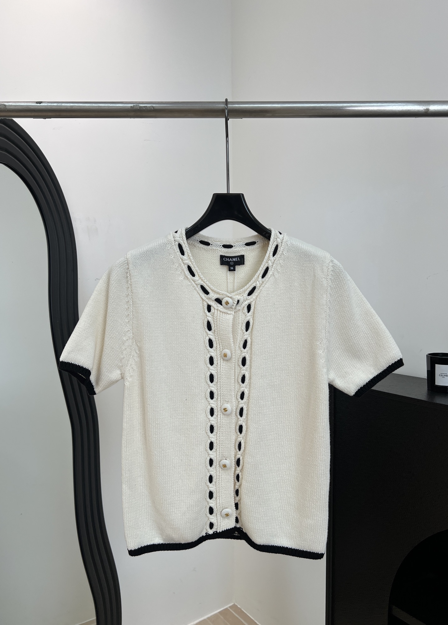 NO:834526,ChaneI Xiaoxiang new spring and summer off-white knitted cardigan, wool fabric is soft and comfortable, black piping pearl button embellishment, casual v version, size S M L,,chanel,19860909ChaneI 小香 春夏新款 米白色针织开衫、羊毛面料柔软舒适、黑色滚边珍珠纽扣点缀、休闲v版型 码数S M L,,chanel,,Women's clothing