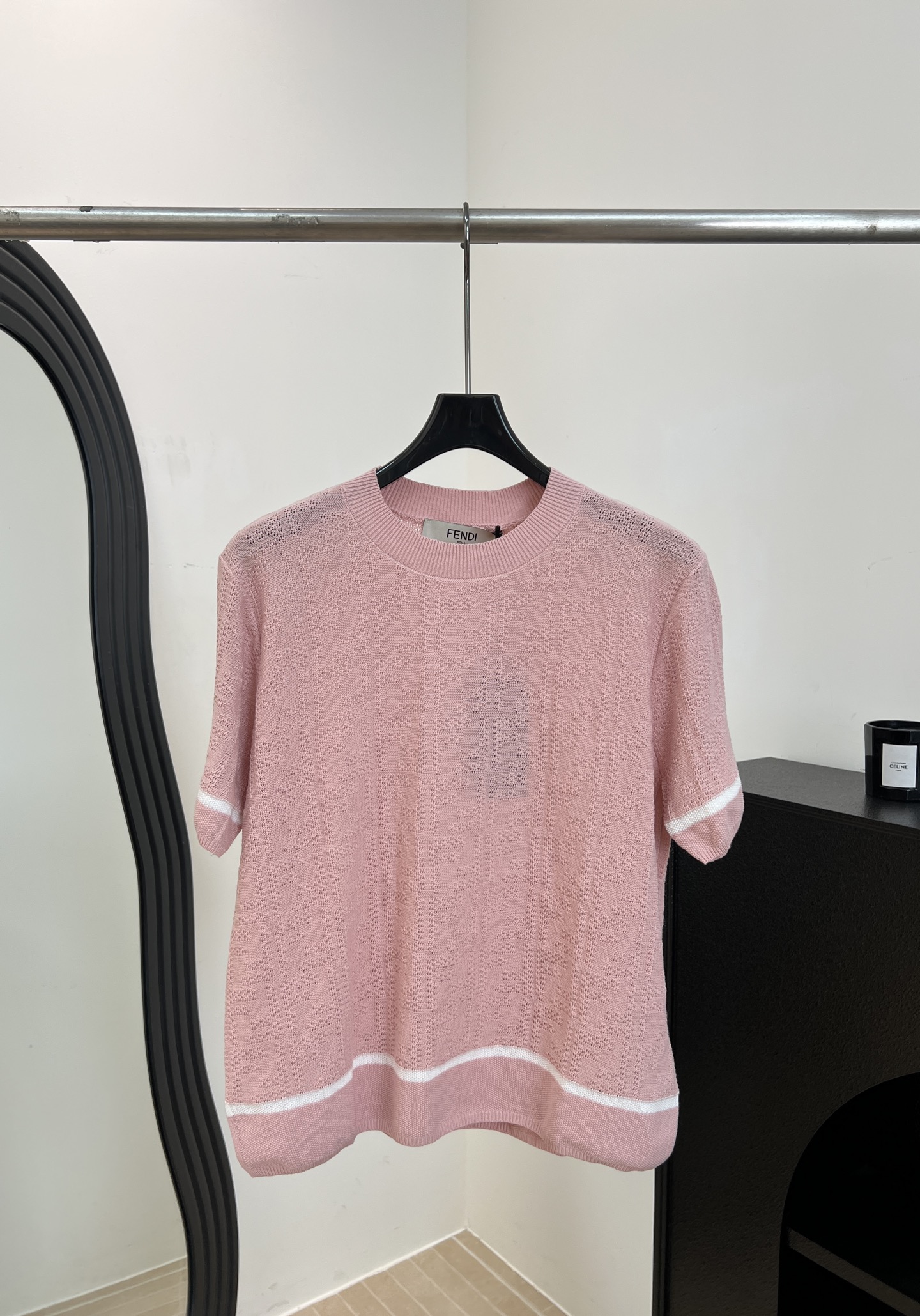 NO:834589,Fendi spring and summer new style jacquard knitted short-sleeved, made of sheep wool, silky and soft to the touch, light pink with white stripes, FF jacquard technology, casual fit, size S M L,,fendi,T-shirt,19860909Fendi 春夏新款 提花针织短袖、采用绵羊毛、触感丝滑柔软、浅粉色搭配白色条纹、FF提花工艺、休闲版型 码数S M L,,fendi,T-shirt,,Women's clothing