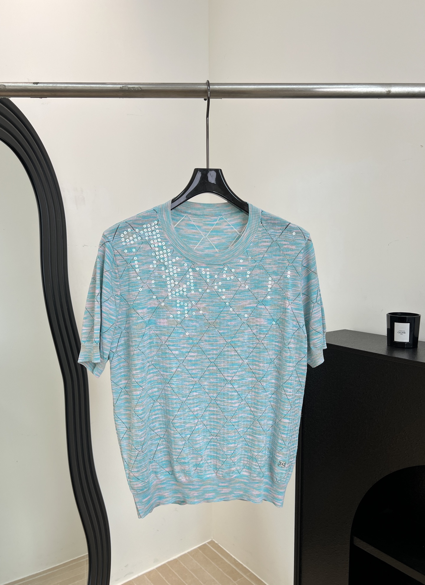 NO:834559,ChaneI Xiaoxiang spring and summer new style sequined yarn knitted T-shirt, using segment dyeing process, the yarn has fine glittering sequins, breathable and non-sticky, super comfortable to wear in summer, casual version, size S M L,,chanel,tees,t-shirt,19860909ChaneI 小香 春夏新款 珠片纱针织T恤、采用段染工艺,纱线自带细闪珠片、透气不粘身夏天穿超舒服、休闲版型 码数S M L,,chanel,tees，t-shirt,,Women's clothing