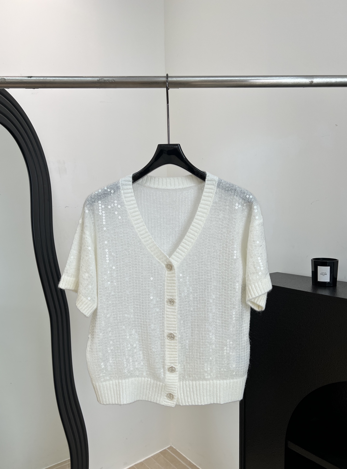 NO:834543,ChaneI Xiaoxiang new spring and summer sequined knitted short-sleeved cardigan, made of cashmere and wool blended fabrics, flowing sequin V-neck design, casual fit, size S M L,,chanel,T-shirt,19860909ChaneI 小香 春夏新款 亮片针织短袖开衫、采用羊绒羊毛混纺面料、流光亮片V领设计、休闲版型 码数S M L,,chanel,T-shirt,,Women's clothing