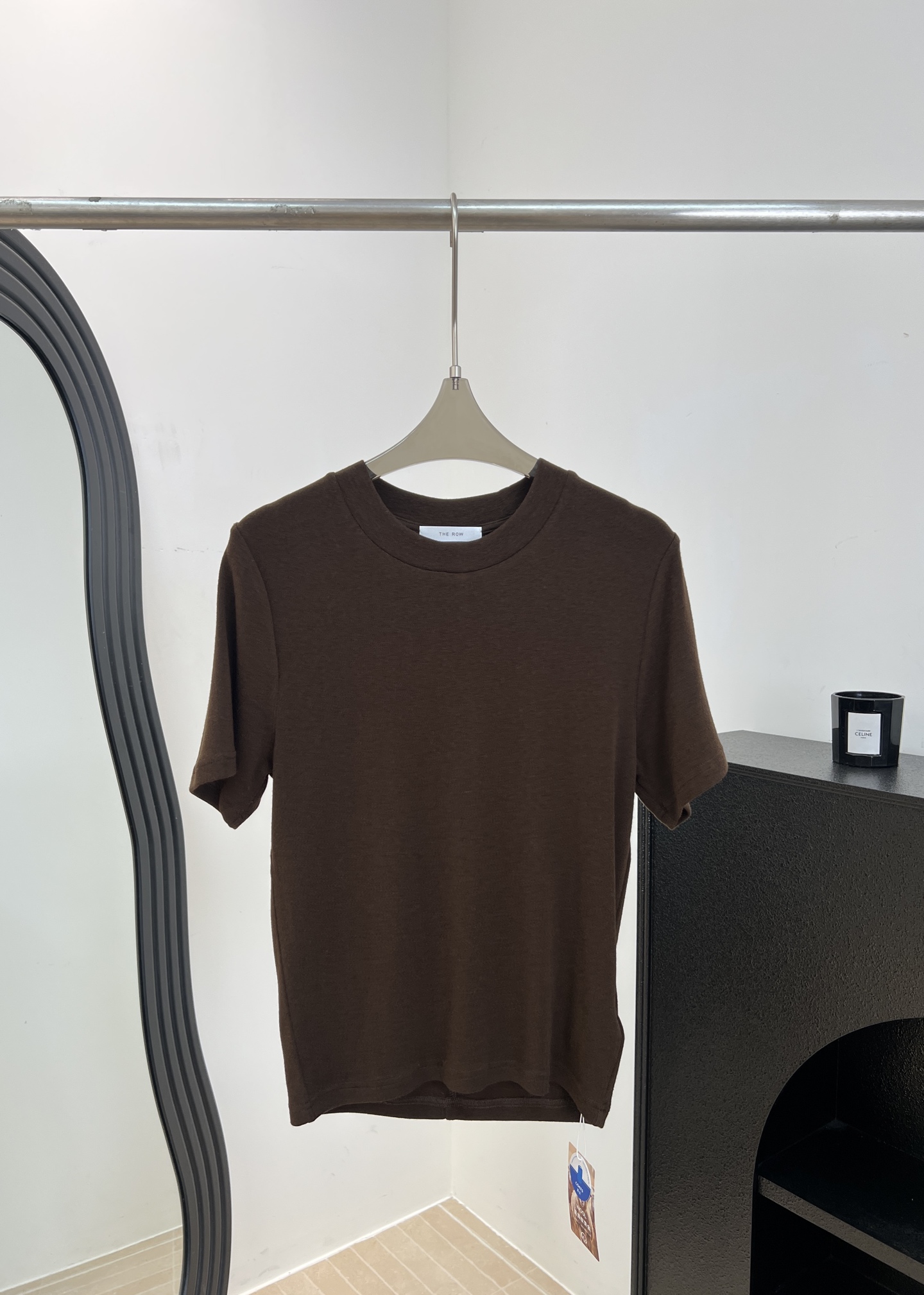 NO:835269,The Row's new spring and summer Tencel round neck short-sleeved T-shirt, made of soft Tencel and wool blended fabric, breathable and comfortable, right shoulder design to modify the shoulder line, casual fit, size S M L,, T-shirt, tees, t-shirt,19860909The Row 春夏新款 天丝圆领短袖T恤、采用柔软天丝和羊毛混纺面料、透气舒适、正肩设计修饰肩线、休闲版型 码数S M L,,T-shirt,tees，t-shirt,,Women's clothing