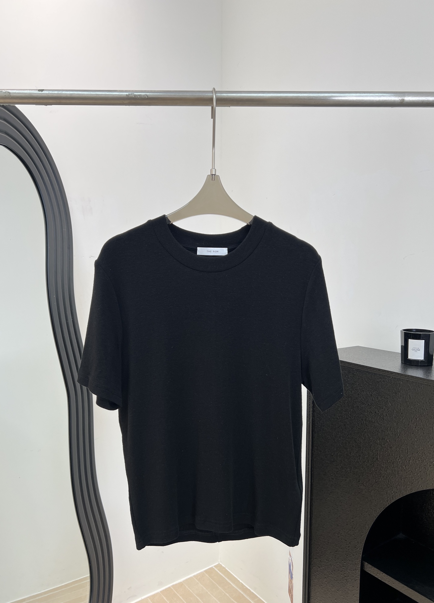 NO:869123,The Row's new spring and summer Tencel round neck short-sleeved T-shirt, made of soft Tencel and wool blended fabric, breathable and comfortable, right shoulder design to modify the shoulder line, casual fit, size S M L,, T-shirt, tees, t-shirt,19860909The Row 春夏新款 天丝圆领短袖T恤、采用柔软天丝和羊毛混纺面料、透气舒适、正肩设计修饰肩线、休闲版型 码数S M L,,T-shirt,tees，t-shirt,,Women's clothing