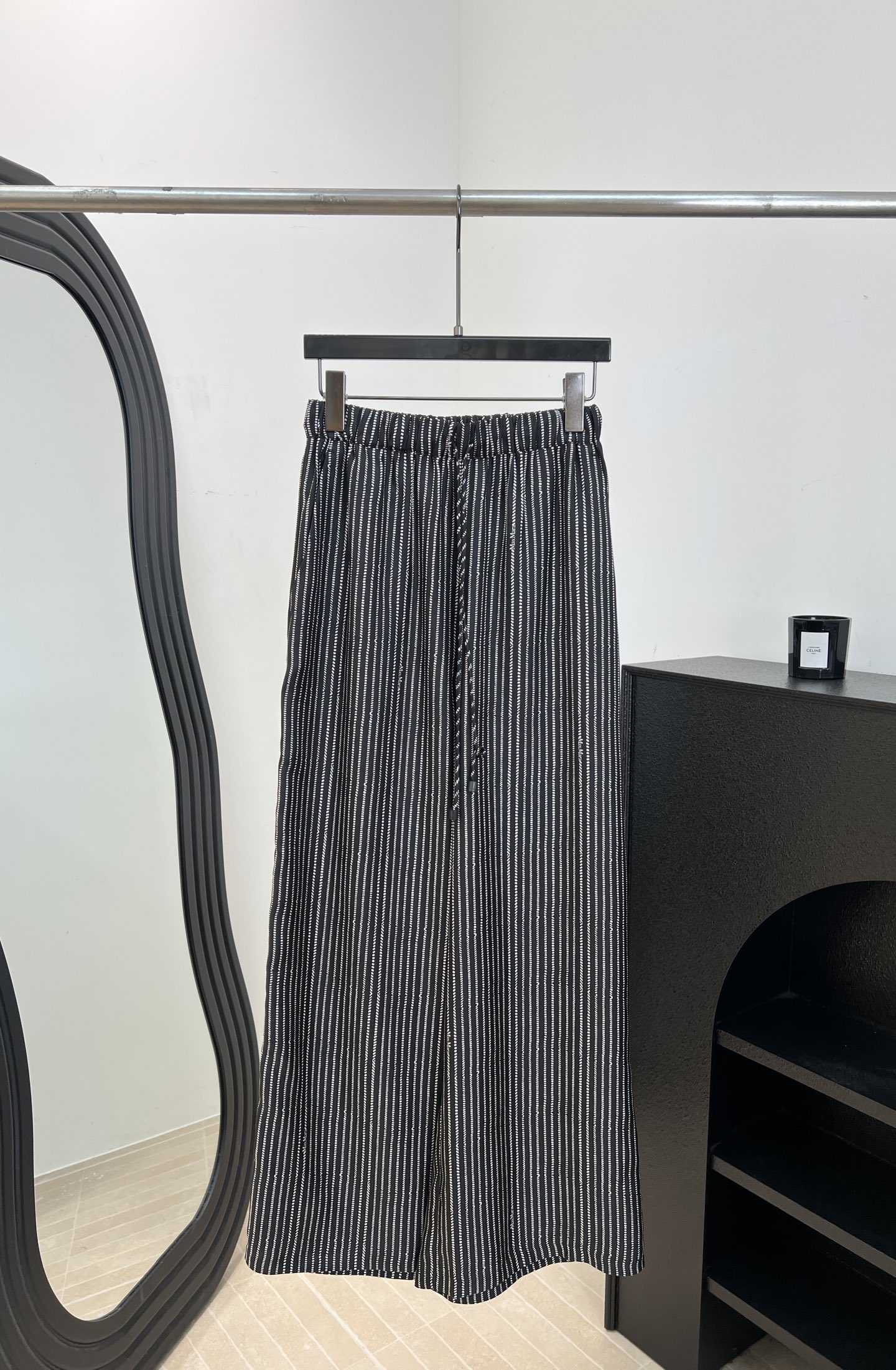 NO:835274,Max Mara's new spring and summer style striped wide-leg pants, mulberry silk fabric is light and breathable, vertical stripes modify the waistline to make the legs slimmer and longer, loose straight-leg pants, size S M L,,19860909Max Mara 春夏新款 条纹阔腿裤、桑蚕丝面料轻薄透气、修饰腰线竖条纹显瘦拉长腿部比例、宽松直筒裤型 码数S M L,,,Women's clothing