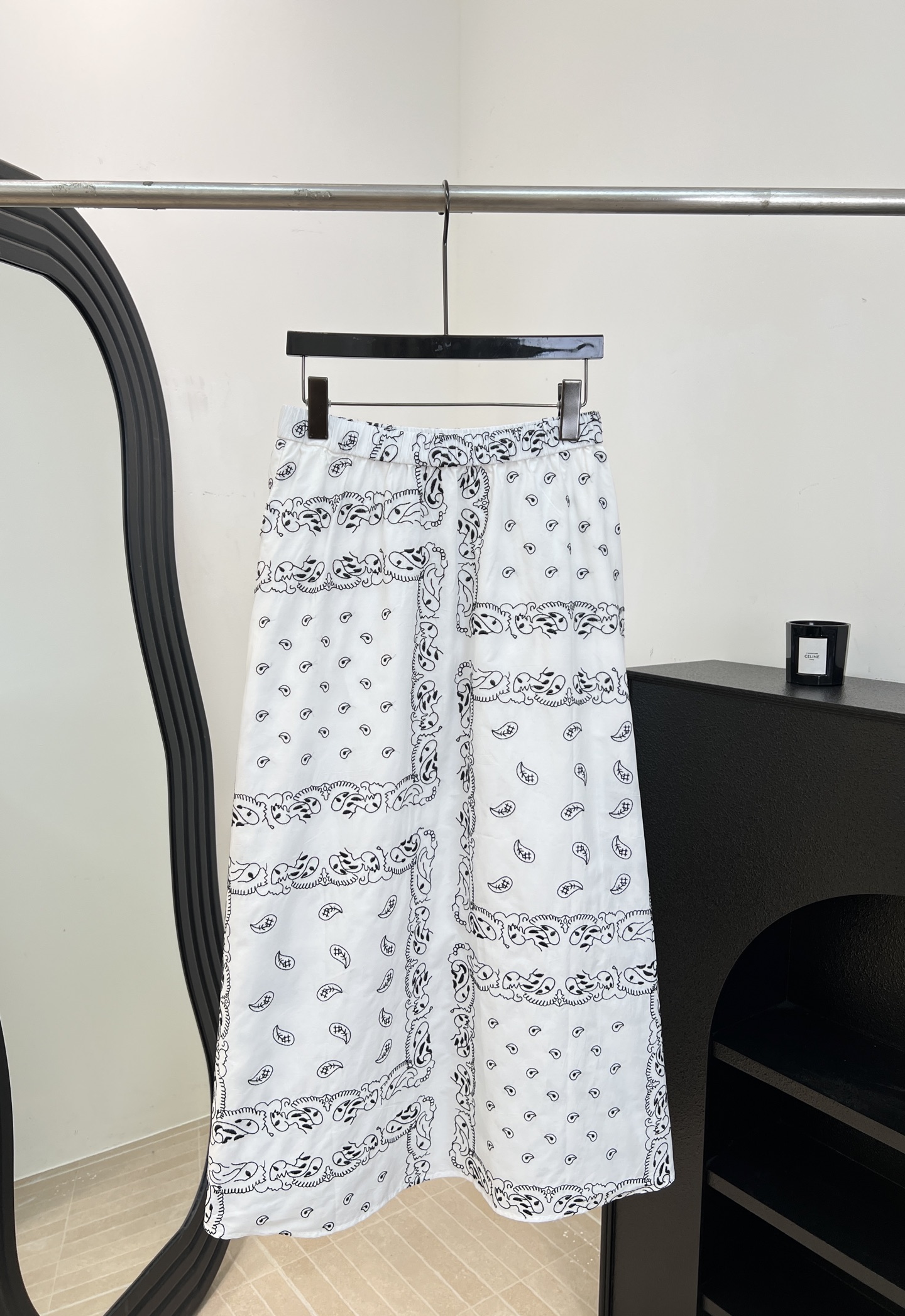 NO:835280,Max Mara spring and summer new paisley embroidered skirt, made of cotton fabric, light and breathable black and white paisley embroidery details, high waist umbrella skirt design, casual fit, size S M L,,skirts,19860909Max Mara 春夏新款 佩斯利刺绣半裙、采用棉质面料、轻薄透气黑白佩斯利刺绣细节、高腰伞裙设计、休闲版型 码数S M L,,skirts,,Women's clothing