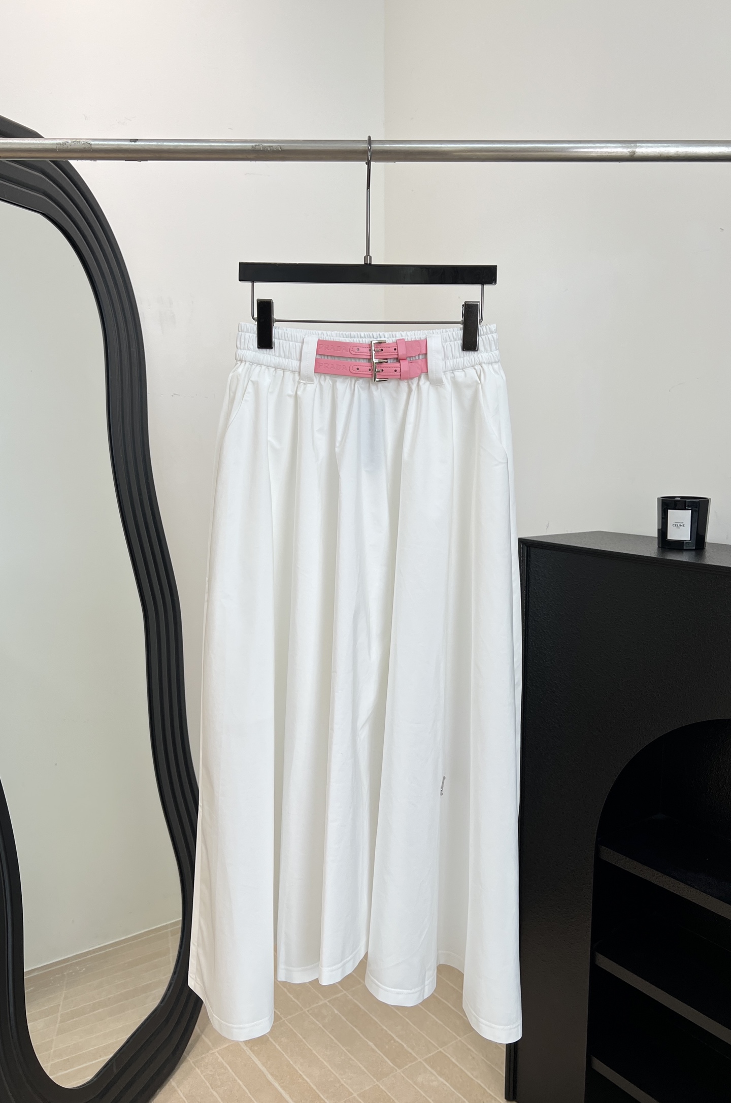 NO:835288,Prada's new spring and summer nylon classic umbrella skirt, marine regenerated nylon sports fabric, like classic nylon, it also has the characteristics of strong, waterproof and stain-resistant, casual version, size S M L,, prada, skirts,19860909Prada 春夏新款 尼龙金典伞裙、海洋再生尼龙运动面料、与经典尼龙一样、它同样具备结实、防水、耐脏的特性、休闲版型 码数S M L,,prada,skirts,,Women's clothing
