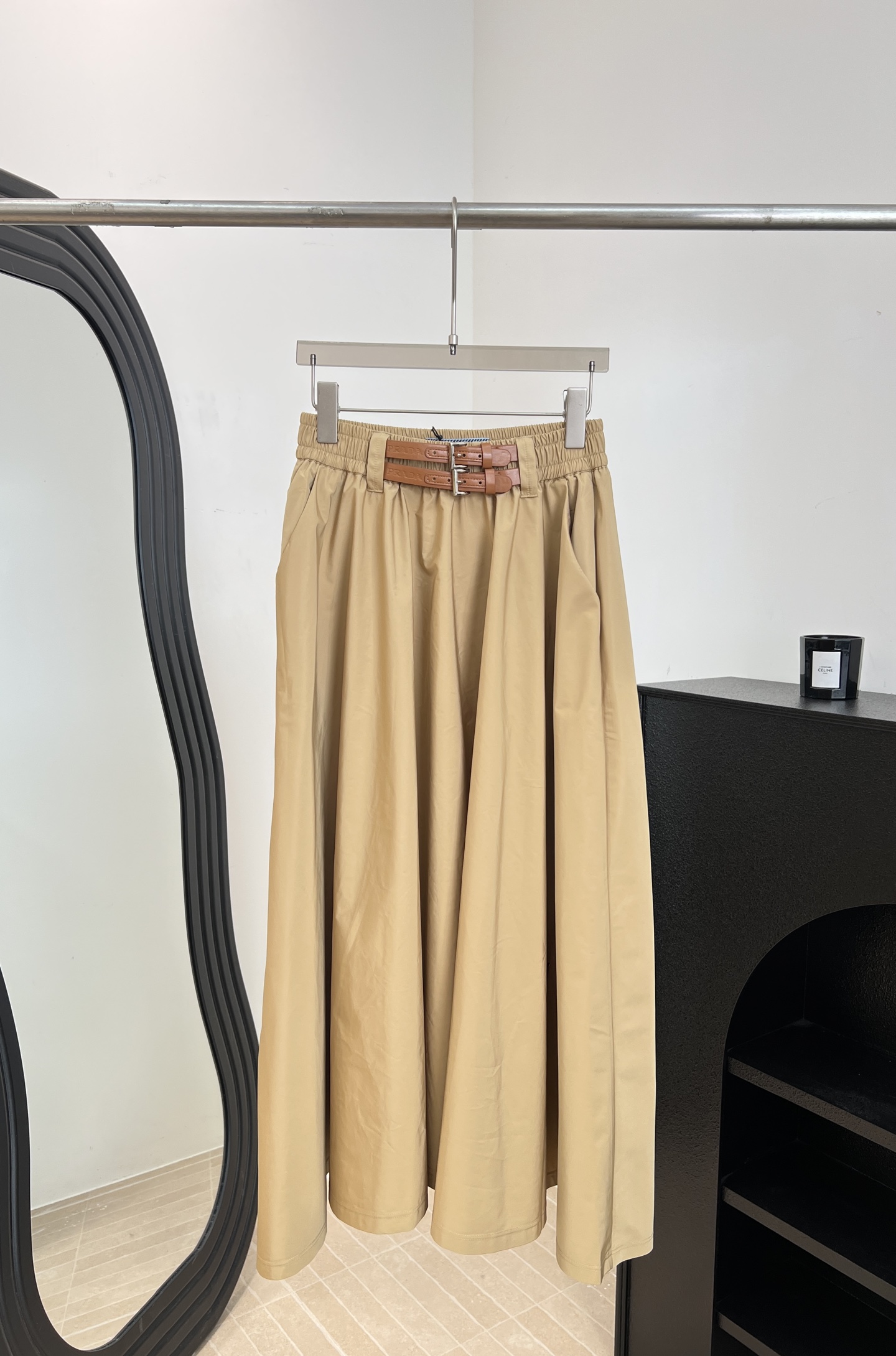 NO:869159,Prada's new spring and summer nylon classic umbrella skirt, marine regenerated nylon sports fabric, like classic nylon, it also has the characteristics of strong, waterproof and stain-resistant, casual version, size S M L,, prada, skirts,19860909Prada 春夏新款 尼龙金典伞裙、海洋再生尼龙运动面料、与经典尼龙一样、它同样具备结实、防水、耐脏的特性、休闲版型 码数S M L,,prada,skirts,,Women's clothing