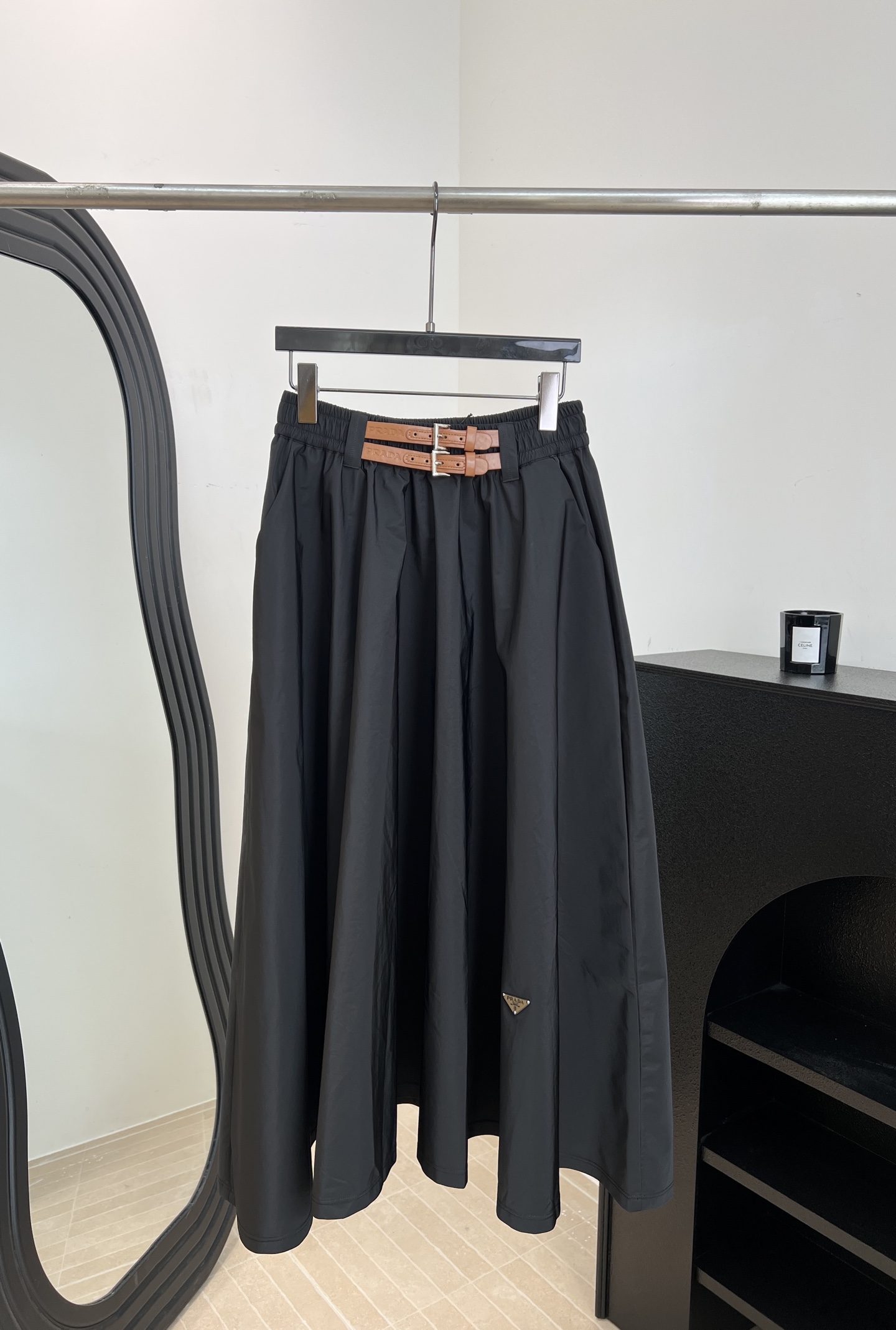 NO:869167,Prada's new spring and summer nylon classic umbrella skirt, marine regenerated nylon sports fabric, like classic nylon, it also has the characteristics of strong, waterproof and stain-resistant, casual version, size S M L,, prada, skirts,19860909Prada 春夏新款 尼龙金典伞裙、海洋再生尼龙运动面料、与经典尼龙一样、它同样具备结实、防水、耐脏的特性、休闲版型 码数S M L,,prada,skirts,,Women's clothing
