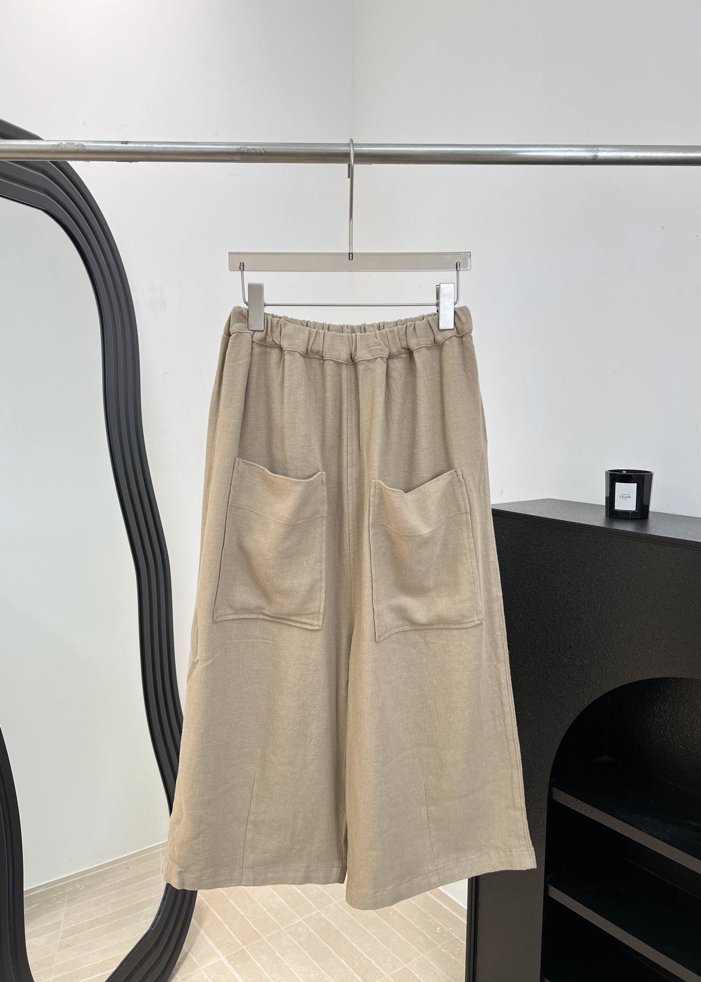 NO:835300,Designer brand spring and summer new linen casual wide-leg pants, made of linen breathable fabric, elastic waist design suitable for all body types, two large pockets on the front, cropped pants, straight fit, size F,,19860909设计师品牌 春夏新款 亚麻休闲阔腿裤、采用亚麻透气面料、松紧腰设计适合各种身材、正面有两个大口袋、七分裤 直筒版型 码数F,,,Women's clothing