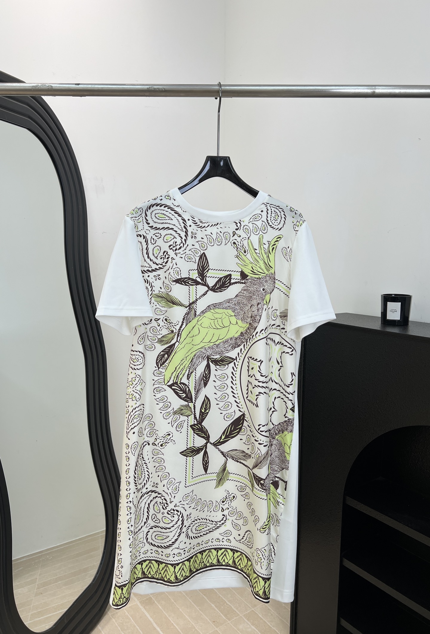 NO:835307,Tory Burch spring and summer new style cockatoo print dress, the front is made of mulberry silk fabric, cockatoo and paisley patterns, retro and fresh, implying love, loyalty, elegance and wisdom, casual version, size S M L,, burberry, skirts,19860909Tory Burch 春夏新款 凤头鹦鹉印花连衣裙、前片采用桑蚕丝面料、凤头鹦鹉和佩斯利花纹、复古又清新寓意爱情忠贞与优雅智慧、休闲版型 码数S M L,,burberry,skirts,,Women's clothing