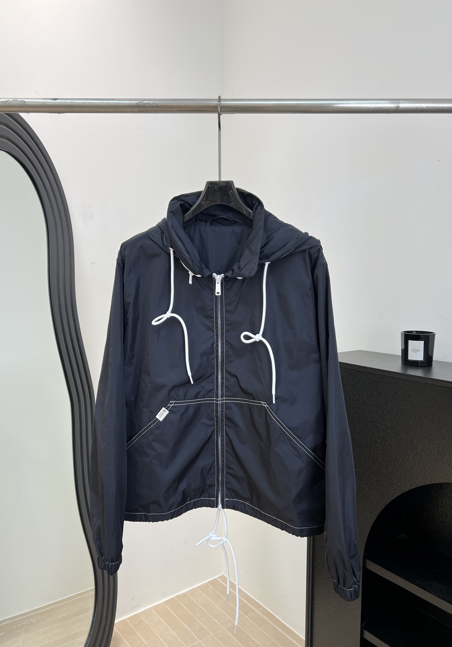 NO:835313,Prada's new spring and summer hooded drawstring jacket, lightweight recycled cotton material, windproof and comfortable, white drawstring + zipper design, elastic hem and cuffs, large front pockets, casual fit, size S M L,, prada,jackets & coats,hats,19860909Prada 春夏新款 连帽抽绳外套、轻薄再生棉纶材质、防风又舒适、白色抽绳+拉链设计、下摆和袖口松紧收口、正面大口袋、休闲版型 码数S M L,,prada,jackets & coats,hats,,Women's clothing