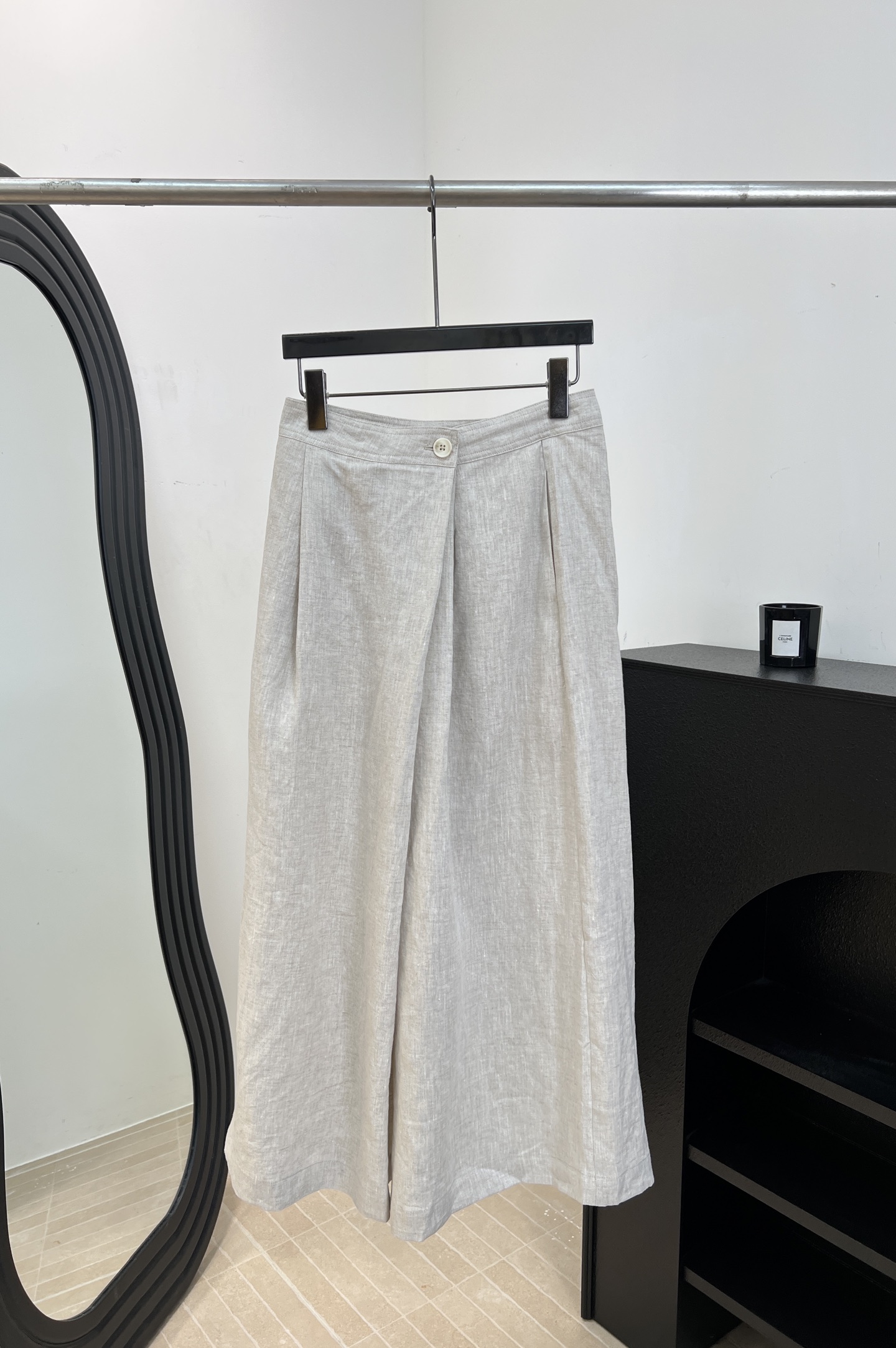 NO:835319,One set. Loro Piana LP spring and summer new style high-waisted wide-leg trousers, made of linen fabric, wide-leg pants with high waist and good elasticity, simple commuting style, straight version, size S M L,,loro piana,loro piana,19860909一套出.Loro Piana LP 春夏新款 高腰阔腿长裤、采用亚麻面料、阔腿裤高腰松紧垂感好、简约通勤风 直筒版型 码数S M L,,loro piana,loro piana,,Women's clothing