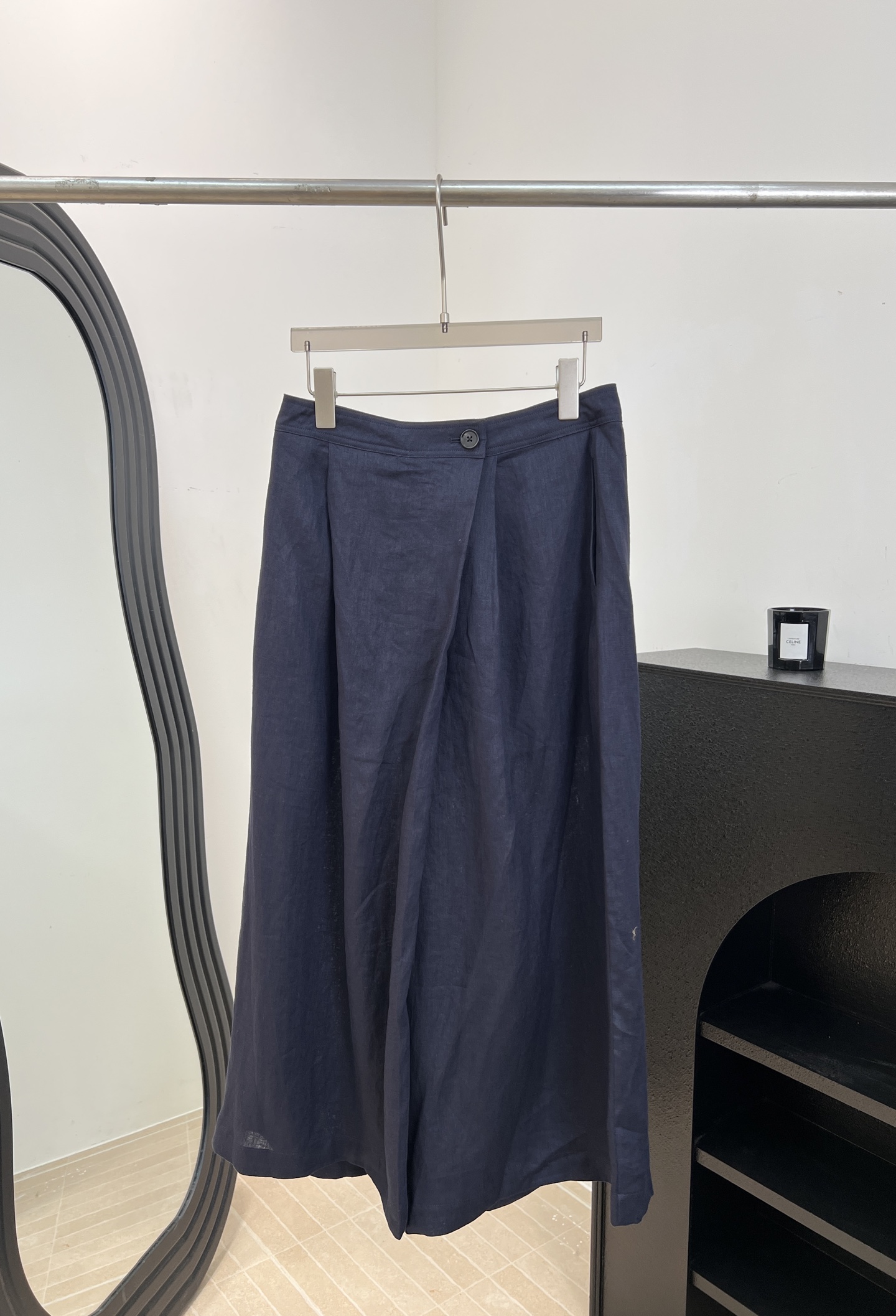 NO:869198,One set. Loro Piana LP spring and summer new model, high-waisted wide-leg trousers, made of linen fabric, wide-leg pants with high waist and good elasticity, simple commuting style, straight version, size S M L,,loro piana,loro piana,19860909一套出.Loro Piana LP 春夏新款 高腰阔腿长裤、采用亚麻面料、阔腿裤高腰松紧垂感好、简约通勤风 直筒版型 码数S M L,,loro piana,loro piana,,Women's clothing