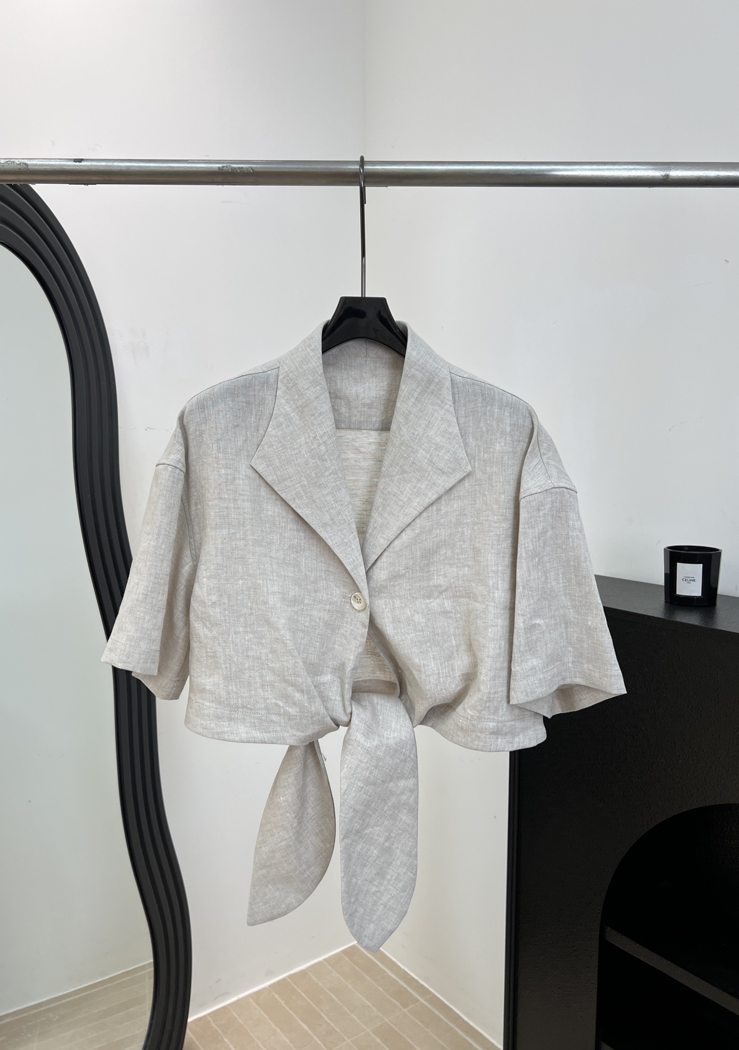 NO:835324,A set of Loro Piana LP spring and summer new single-breasted sailor collar three-quarter short-sleeved shirt made of linen fabric, simple strap design, short silhouette to show temperament, casual fit, size S M L,,loro piana,loro piana,shirts,T-shirt,19860909一套出.Loro Piana LP 春夏新款 单排扣水手领七分短袖衬衫 采用亚麻面料、简约绑带设计、短款廓形超显气质、休闲版型 码数S M L,,loro piana,loro piana,shirts,T-shirt,,Women's clothing