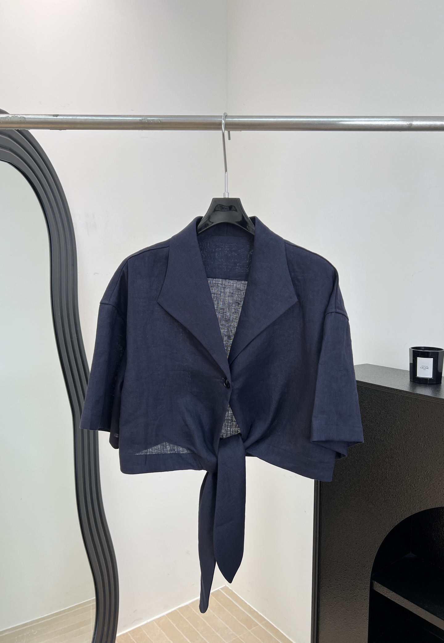 NO:869204,A set of Loro Piana LP spring and summer new single-breasted sailor collar three-quarter short-sleeved shirt made of linen fabric, simple strap design, short silhouette to show temperament, casual fit, size S M L,,loro piana,loro piana,shirts,T-shirt,19860909一套出.Loro Piana LP 春夏新款 单排扣水手领七分短袖衬衫 采用亚麻面料、简约绑带设计、短款廓形超显气质、休闲版型 码数S M L,,loro piana,loro piana,shirts,T-shirt,,Women's clothing