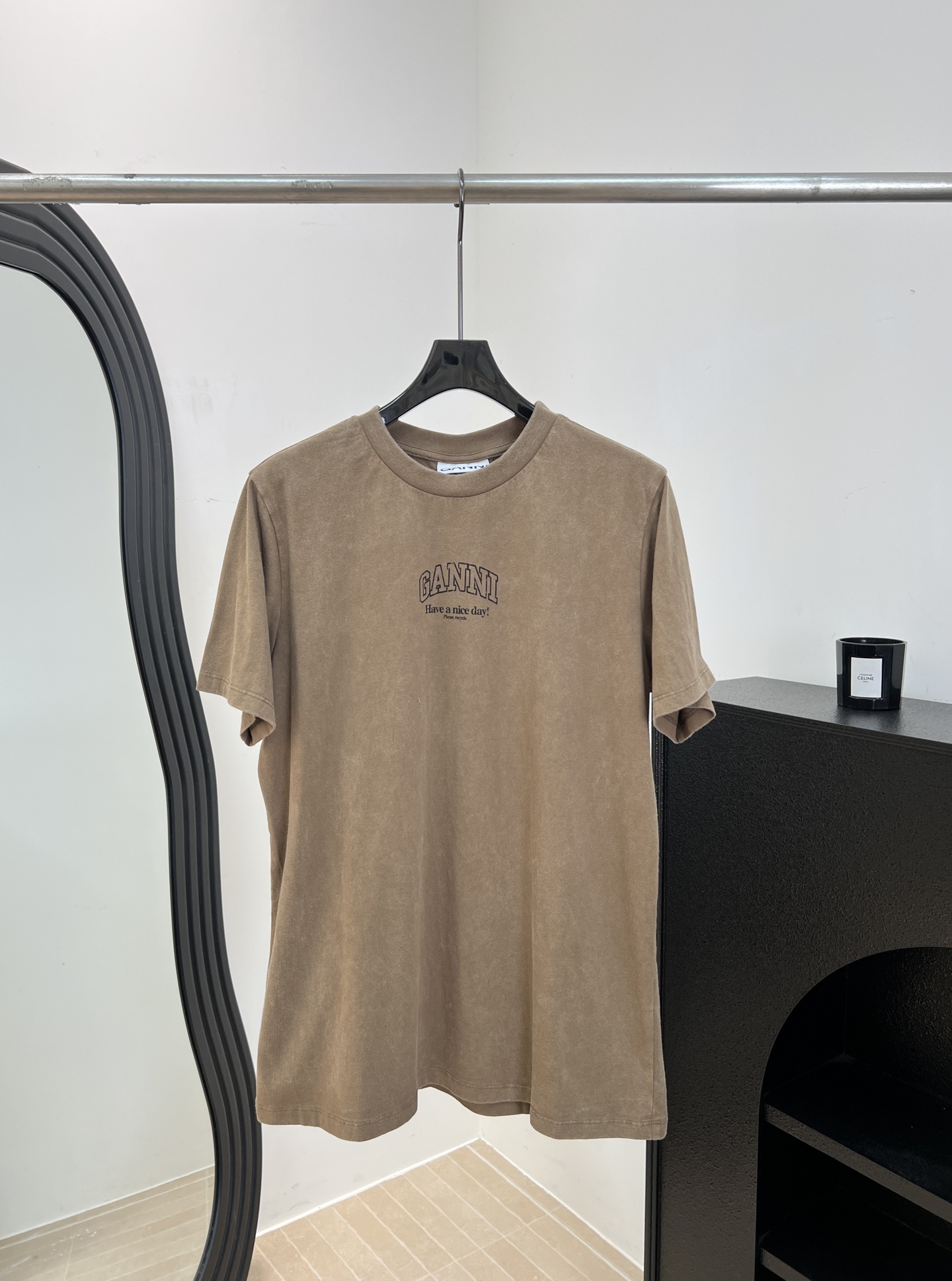 NO:835332,Ganni's new spring and summer style, washed and distressed short-sleeved T-shirt, made of washed cotton, low-saturated milk tea brown, super gentle, low-key letter print on the chest, very design, loose fit, size S M L,, T-shirt, tees, t-shirt,19860909Ganni 春夏新款 洗水做旧短袖T恤、采用水洗棉材质、低饱和奶茶棕色超温柔、胸前低调字母印花很有设计感、宽松版型 码数S M L,,T-shirt,tees，t-shirt,,Women's clothing