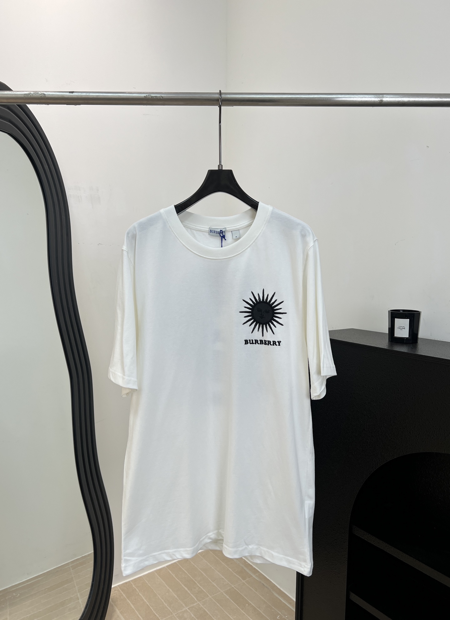 NO:875263,Burberry's new spring and summer cotton sundial pattern T-shirt, the sundial embroidery on the chest, front and back is derived from the tarot card elements of artist Pamela Colman Smith, casual fit, size S M L XL,, burberry, tees, t-shirt,19860909Burberry 春夏新款 棉质日晷图案T恤、胸前后背日晷刺绣源自艺术家PamelaColman Smith的塔罗牌元素、休闲版型 码数S M L XL,,burberry,tees，t-shirt,,Women's clothing