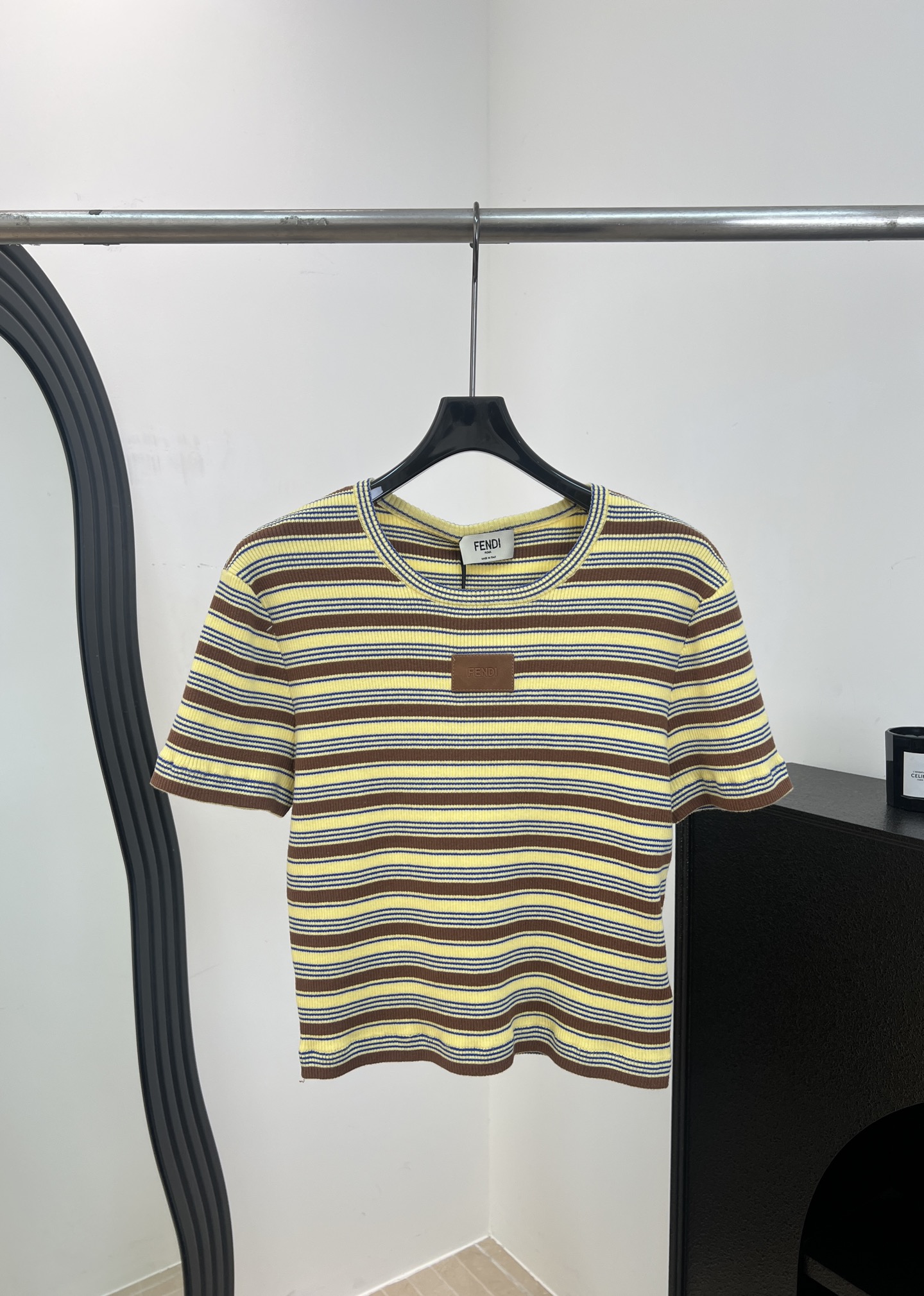 NO:875295,Fendi spring and summer new style, cotton striped knitted short-sleeves, yellow, brown and blue multi-color stripe design, shoulder cut to modify the shoulder lines, leather patch embellishment on the chest, casual fit, size S M L,,fendi,T-shirt,19860909Fendi 春夏新款 棉质条纹针织短袖、采用黄棕蓝多色条纹设计、正肩剪裁修饰肩部线条、胸前皮牌点缀、休闲版型 码数S M L,,fendi,T-shirt,,Women's clothing