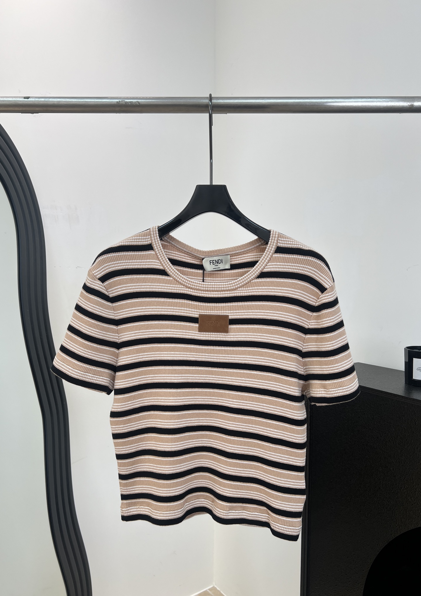 NO:837288,Fendi spring and summer new style, cotton striped knitted short-sleeves, yellow, brown and blue multi-color stripe design, shoulder cut to modify the shoulder lines, leather patch embellishment on the chest, casual fit, size S M L,,fendi,T-shirt,19860909Fendi 春夏新款 棉质条纹针织短袖、采用黄棕蓝多色条纹设计、正肩剪裁修饰肩部线条、胸前皮牌点缀、休闲版型 码数S M L,,fendi,T-shirt,,Women's clothing