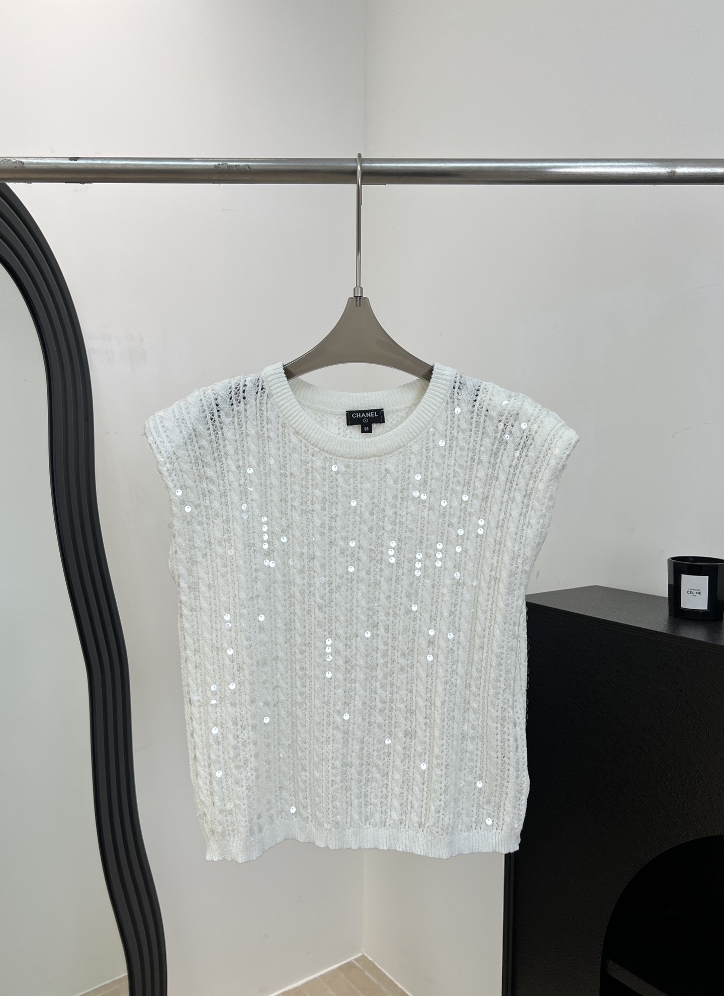 NO:837341,ChaneI Xiaoxiang's new spring and summer style hollow sequined knitted vest, made of viscose fiber + nylon blend, straight shoulder cut to slim down and modify the shoulder line, sequin embellishment with fine sparkle in the sun, casual fit, size S M L,,chanel,19860909ChaneI 小香 春夏新款 镂空亮片针织背心、采用粘胶纤维+锦纶混纺、正肩剪裁显瘦又修饰肩部线条、亮片点缀阳光下自带细闪、休闲版型 码数S M L,,chanel,,Women's clothing