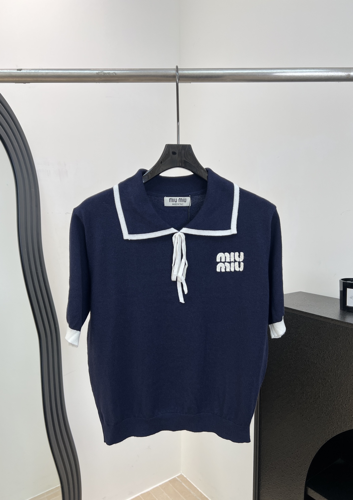 NO:837350,Miu Miu spring and summer new style, sailor collar knitted short-sleeved T-shirt, white contrast color, sailor collar with laces, brand embroidered letters on the chest, cuffs and hem closing design, casual fit, size S M L,,miumiu,T-shirt,19860909Miu Miu 春夏新款 水手领针织短袖T、白色边撞色、水手领配系带、胸前品牌刺绣字母、袖口和下摆收口设计、休闲版型 码数S M L,,miumiu,T-shirt,,Women's clothing